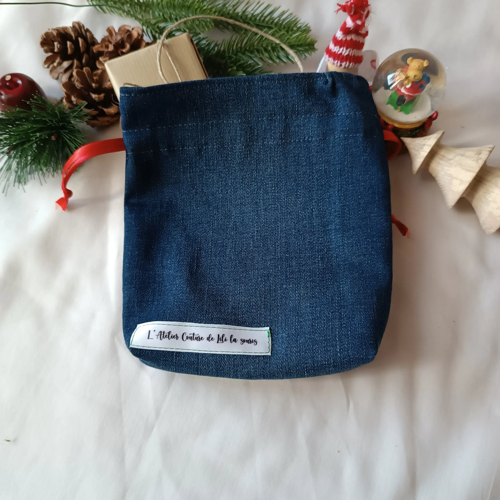 Pochon de Noël Récup’ tissu de Lili- jeans brut upcyclé - coton blanc - décore botte - Emballage cadeau réutilisable - pochette cadeau de noël - emballage cadeau de noël - pochon de noël - sac cadeau de noël - idée cadeau de noël - noël - pochette cadeau pour noël - pochette cadeau tissu - pochon noël - pochon tissu - emballage cadeau noël tissu - emballage cadeau upcyclé