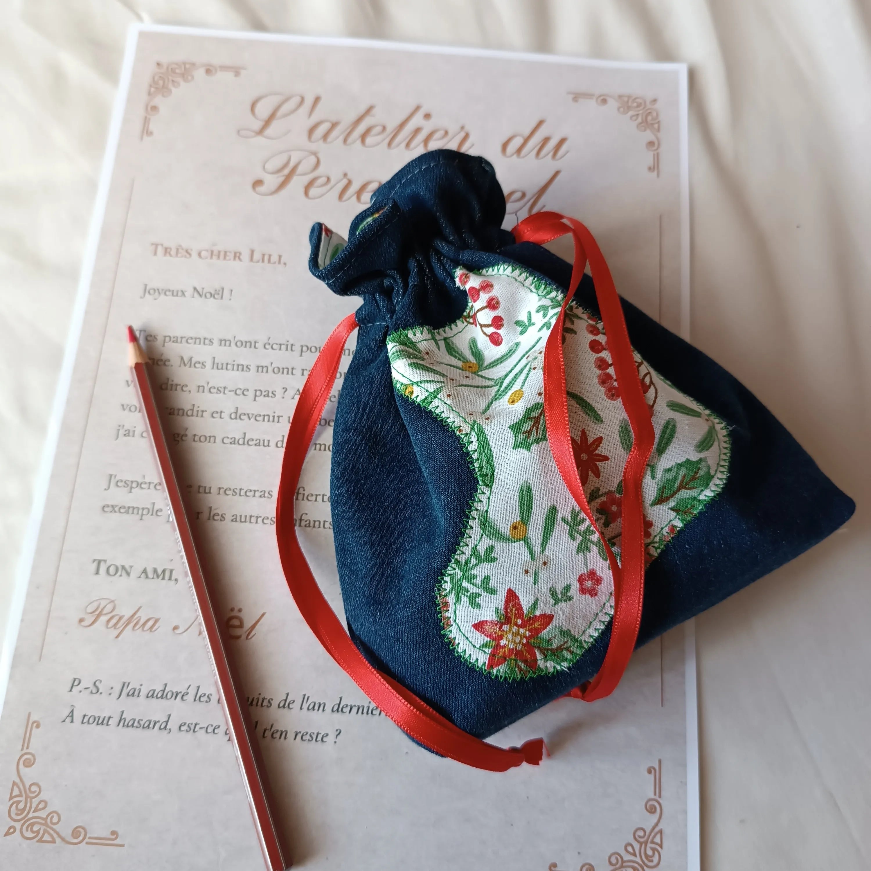 Pochon de Noël en jeans brut upcyclé, appliqué botte en coton blanc