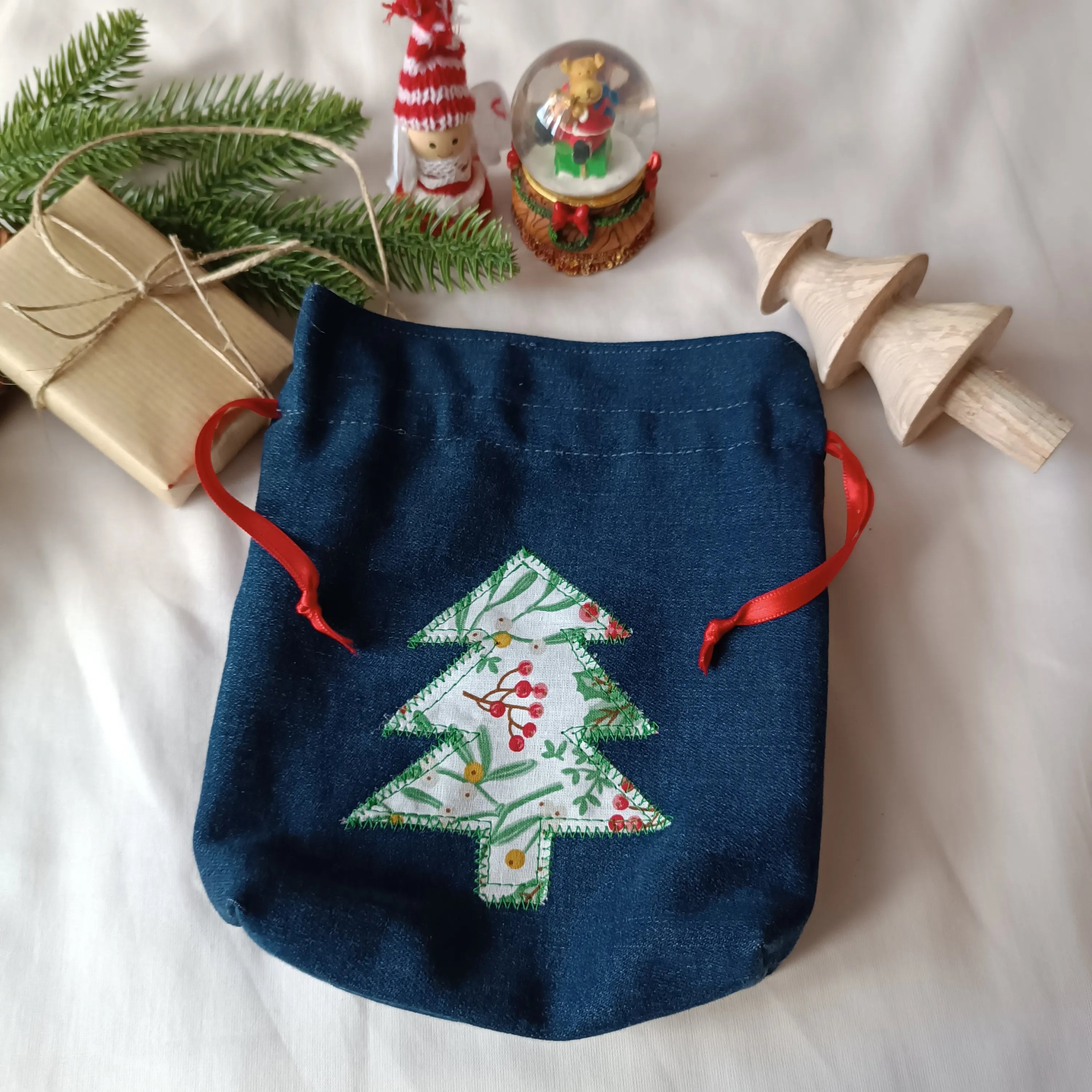Pochon de Noël Récup’ tissu de Lili- jeans brut upcyclé - coton blanc - décore sapin - Emballage cadeau réutilisable - pochette cadeau de noël - emballage cadeau de noël - pochon de noël - sac cadeau de noël - idée cadeau de noël - noël - pochette cadeau pour noël - pochette cadeau tissu - pochon noël - pochon tissu - emballage cadeau noël tissu - emballage cadeau upcyclé