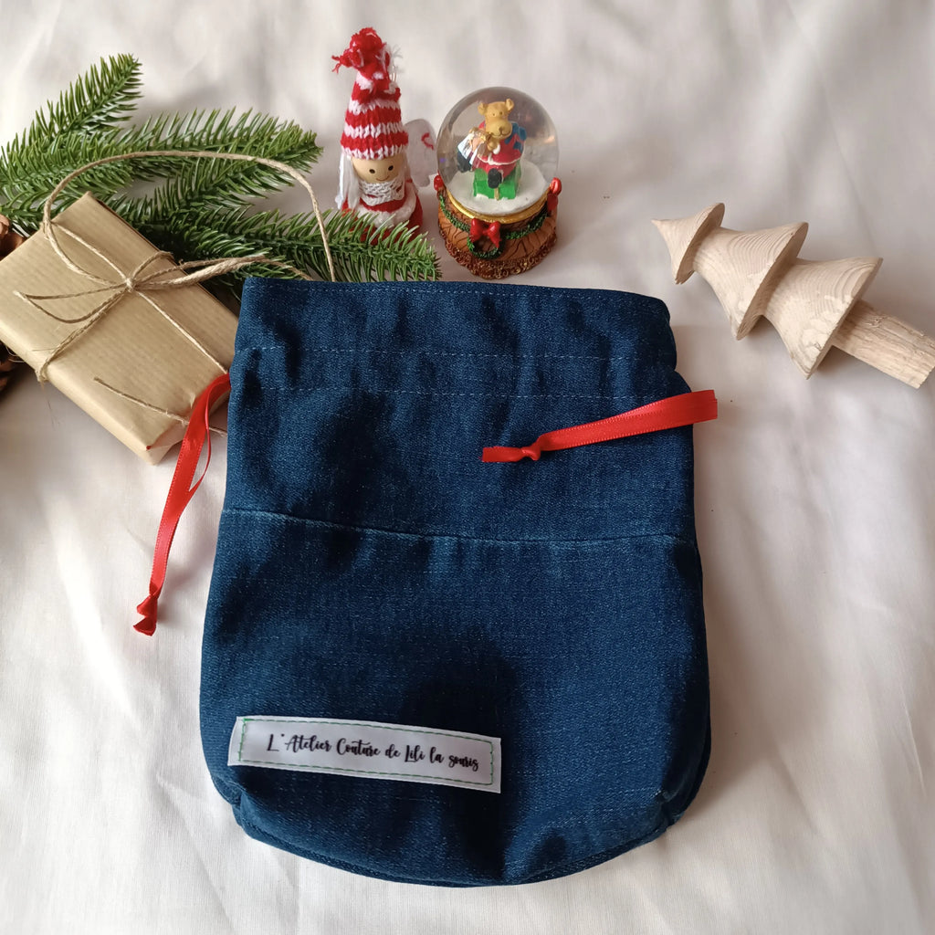 Pochon de Noël Récup’ tissu de Lili- jeans brut upcyclé - coton blanc - décore sapin - Emballage cadeau réutilisable - pochette cadeau de noël - emballage cadeau de noël - pochon de noël - sac cadeau de noël - idée cadeau de noël - noël - pochette cadeau pour noël - pochette cadeau tissu - pochon noël - pochon tissu - emballage cadeau noël tissu - emballage cadeau upcyclé