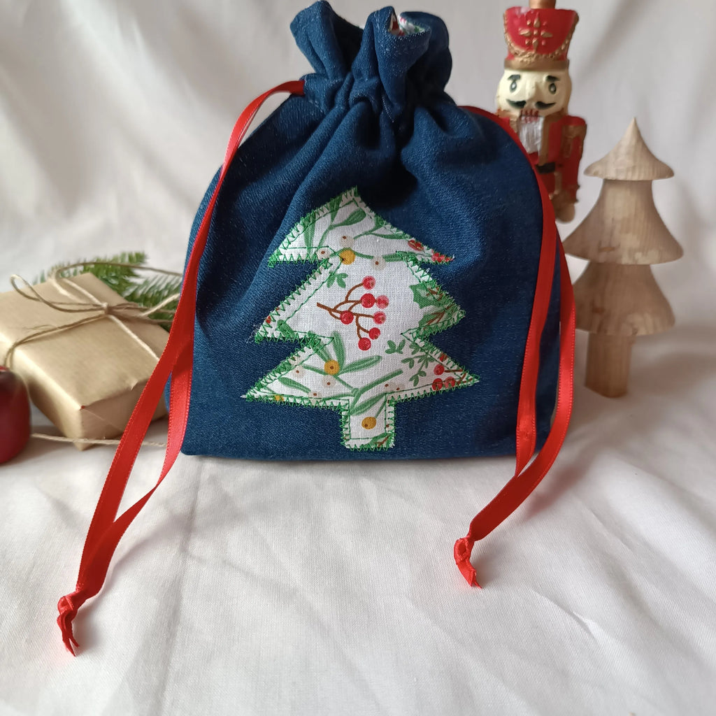 Pochon de Noël Récup’ tissu de Lili- jeans brut upcyclé - coton blanc - décore sapin - Emballage cadeau réutilisable - pochette cadeau de noël - emballage cadeau de noël - pochon de noël - sac cadeau de noël - idée cadeau de noël - noël - pochette cadeau pour noël - pochette cadeau tissu - pochon noël - pochon tissu - emballage cadeau noël tissu - emballage cadeau upcyclé