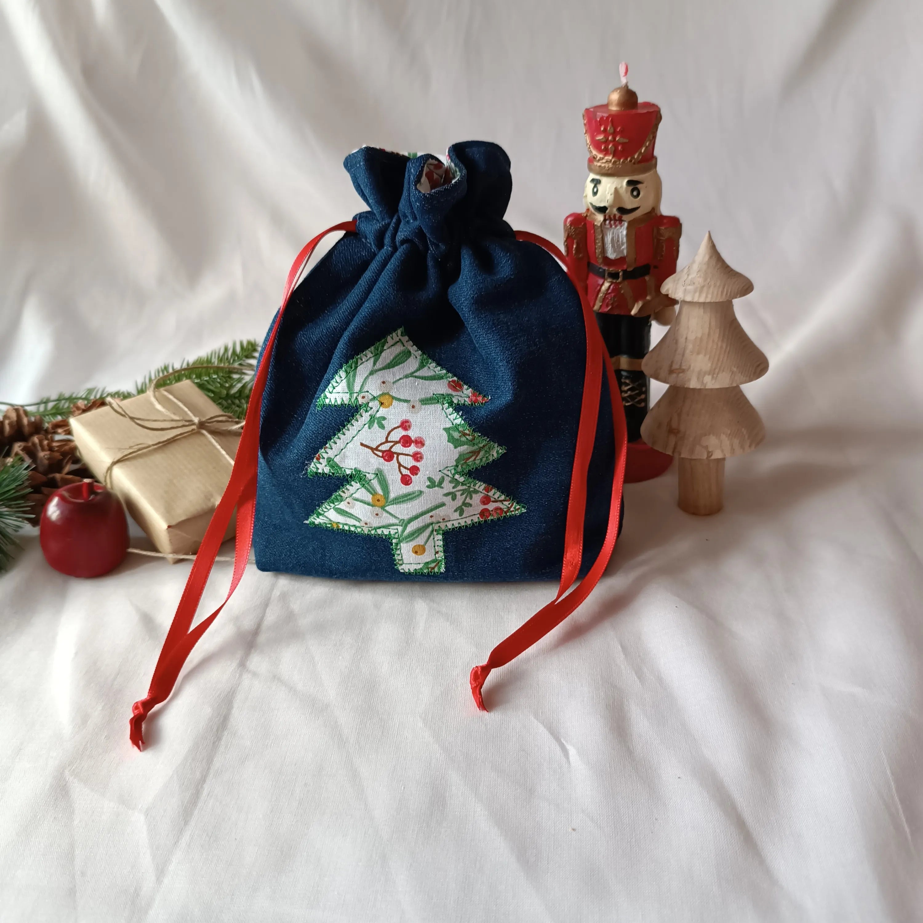 Pochon de Noël Récup’ tissu de Lili- jeans brut upcyclé - coton blanc - décore sapin - Emballage cadeau réutilisable - pochette cadeau de noël - emballage cadeau de noël - pochon de noël - sac cadeau de noël - idée cadeau de noël - noël - pochette cadeau pour noël - pochette cadeau tissu - pochon noël - pochon tissu - emballage cadeau noël tissu - emballage cadeau upcyclé