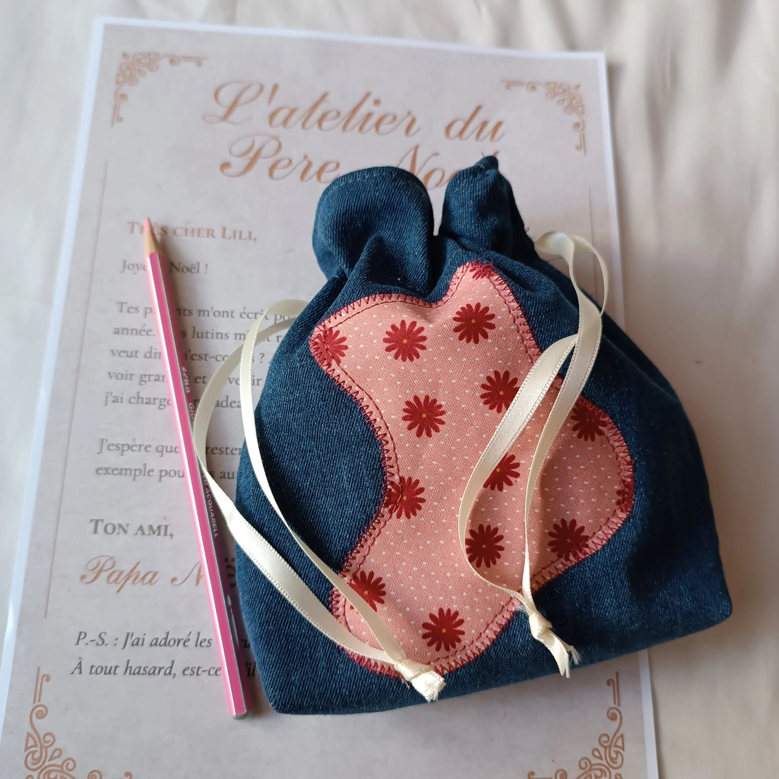 Pochon de Noël en jeans brut upcyclé, appliqué botte en coton rose