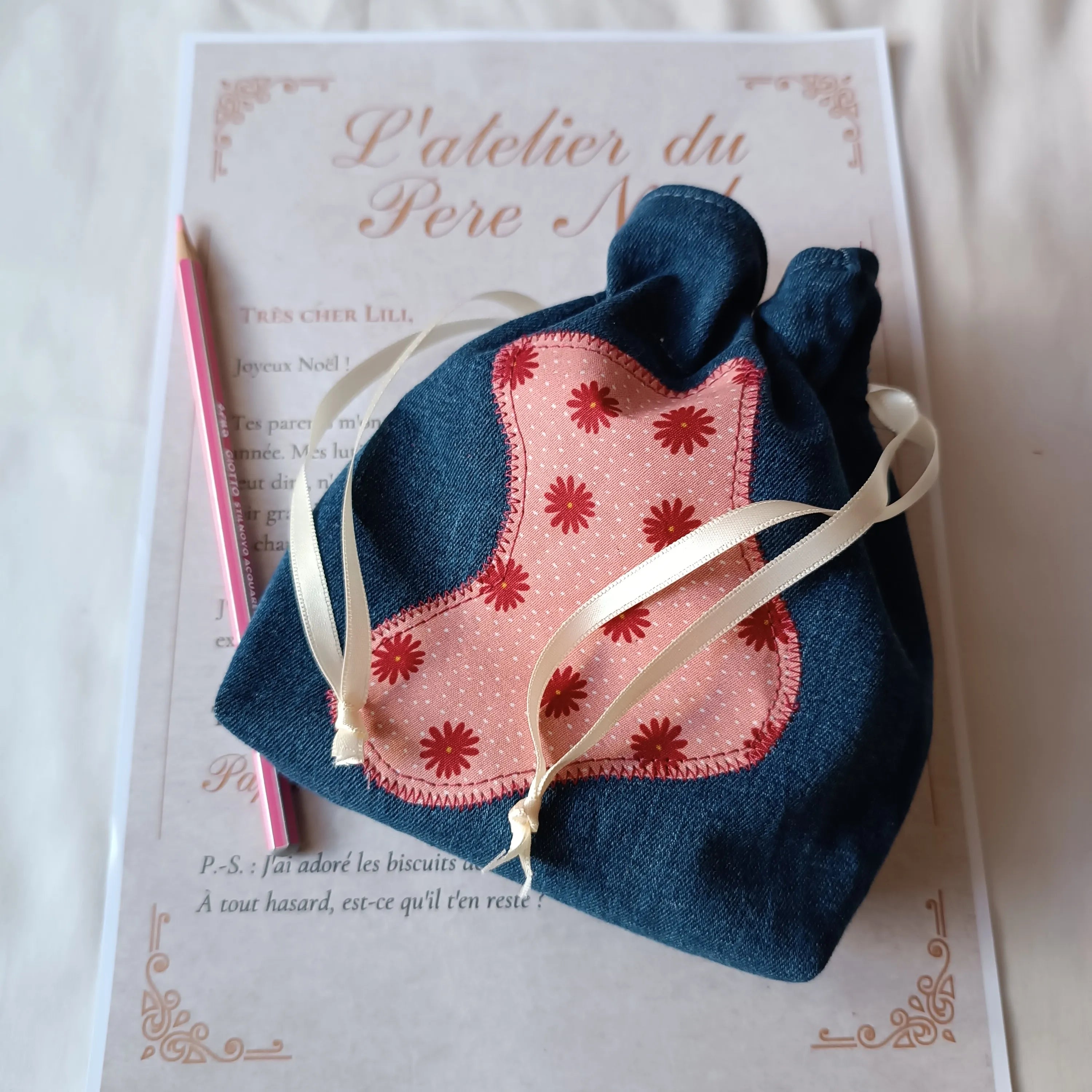Pochon cadeau de Noël en denim recyclé fermé par un cordon rose