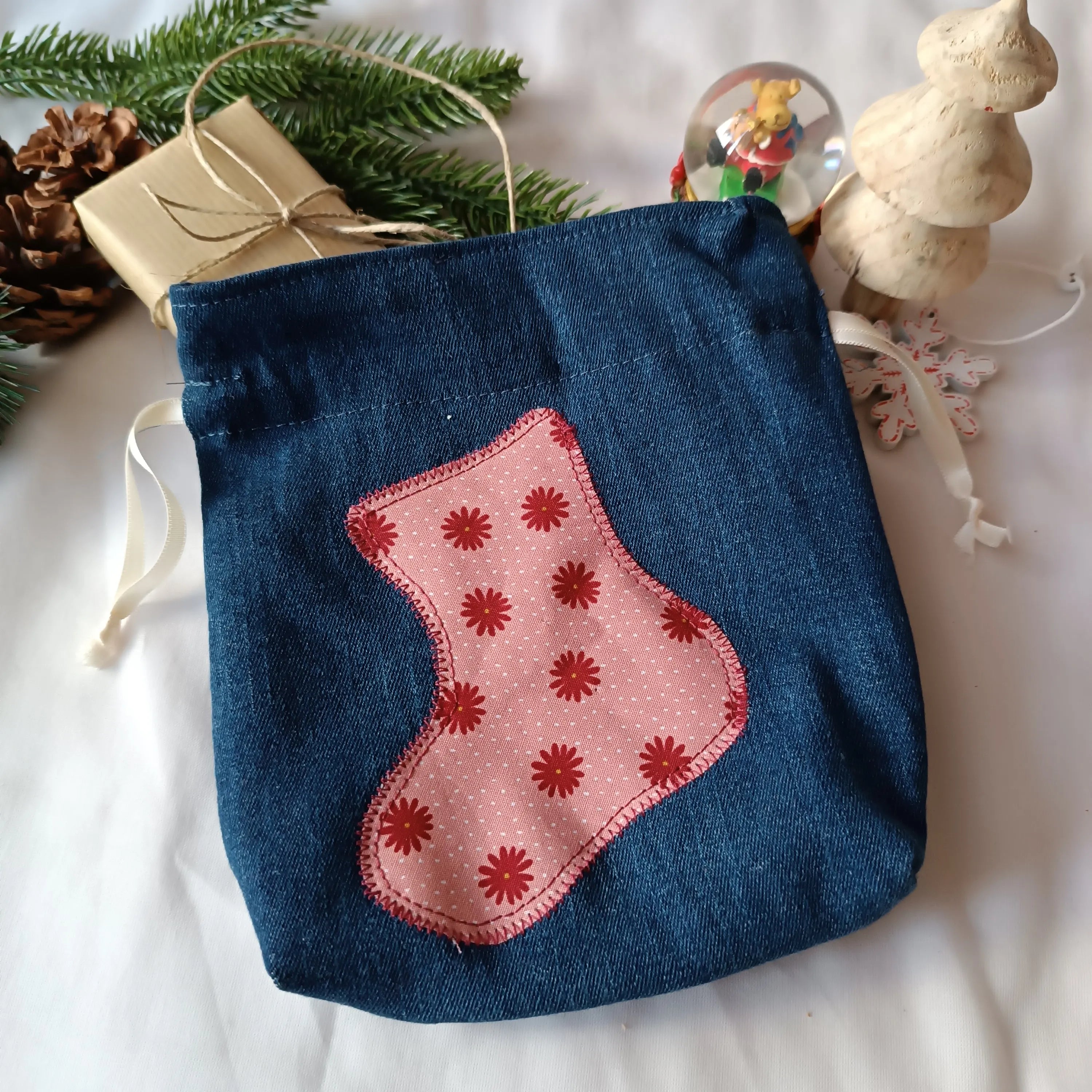 Pochon de Noël Récup’ tissu de Lili- jeans brut upcyclé - coton rose - décore botte - Emballage cadeau réutilisable - pochette cadeau de noël - emballage cadeau de noël - pochon de noël - sac cadeau de noël - idée cadeau de noël - noël - pochette cadeau pour noël - pochette cadeau tissu - pochon noël - pochon tissu - emballage cadeau noël tissu - emballage cadeau upcyclé