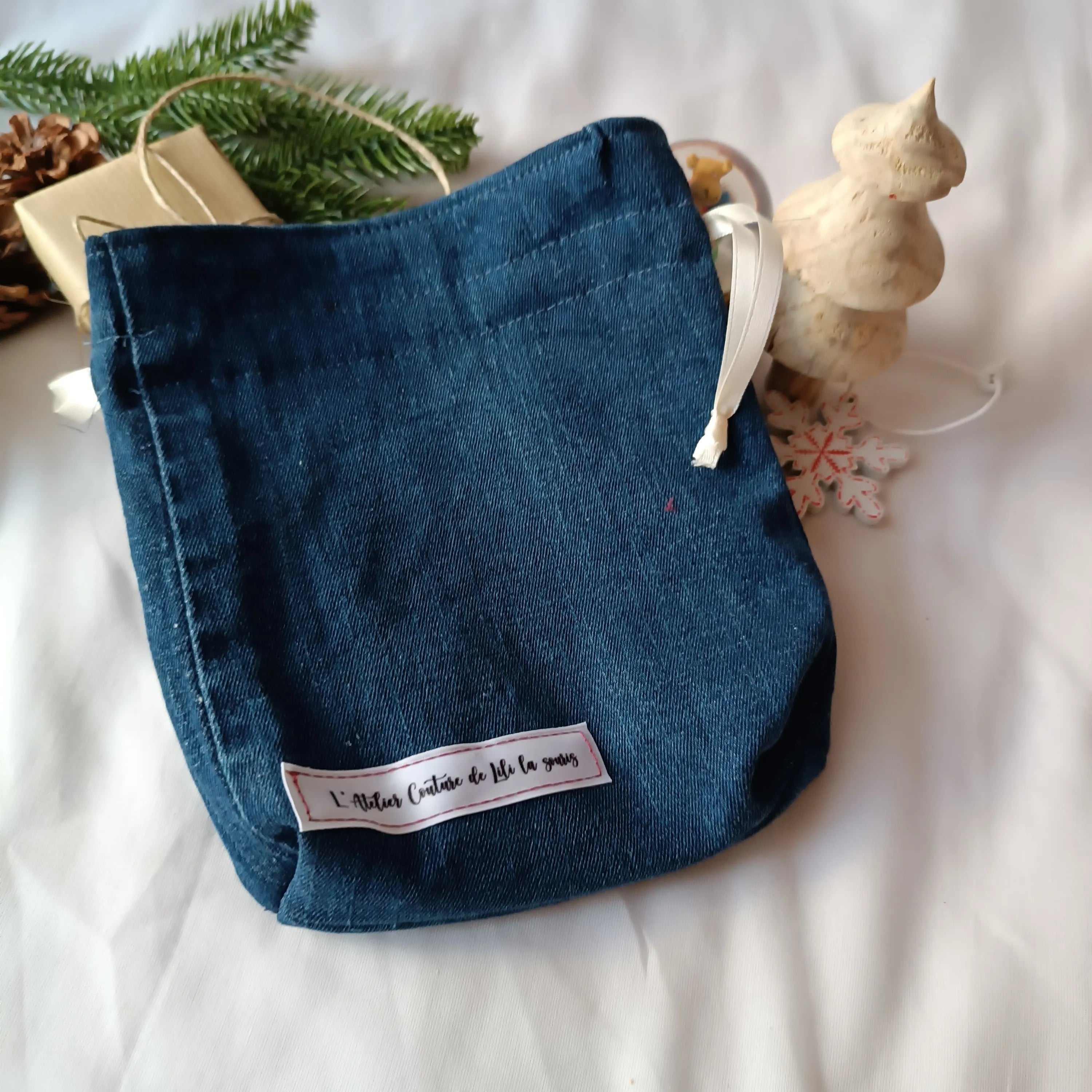 Pochon de Noël Récup’ tissu de Lili- jeans brut upcyclé - coton rose - décore botte - Emballage cadeau réutilisable - pochette cadeau de noël - emballage cadeau de noël - pochon de noël - sac cadeau de noël - idée cadeau de noël - noël - pochette cadeau pour noël - pochette cadeau tissu - pochon noël - pochon tissu - emballage cadeau noël tissu - emballage cadeau upcyclé