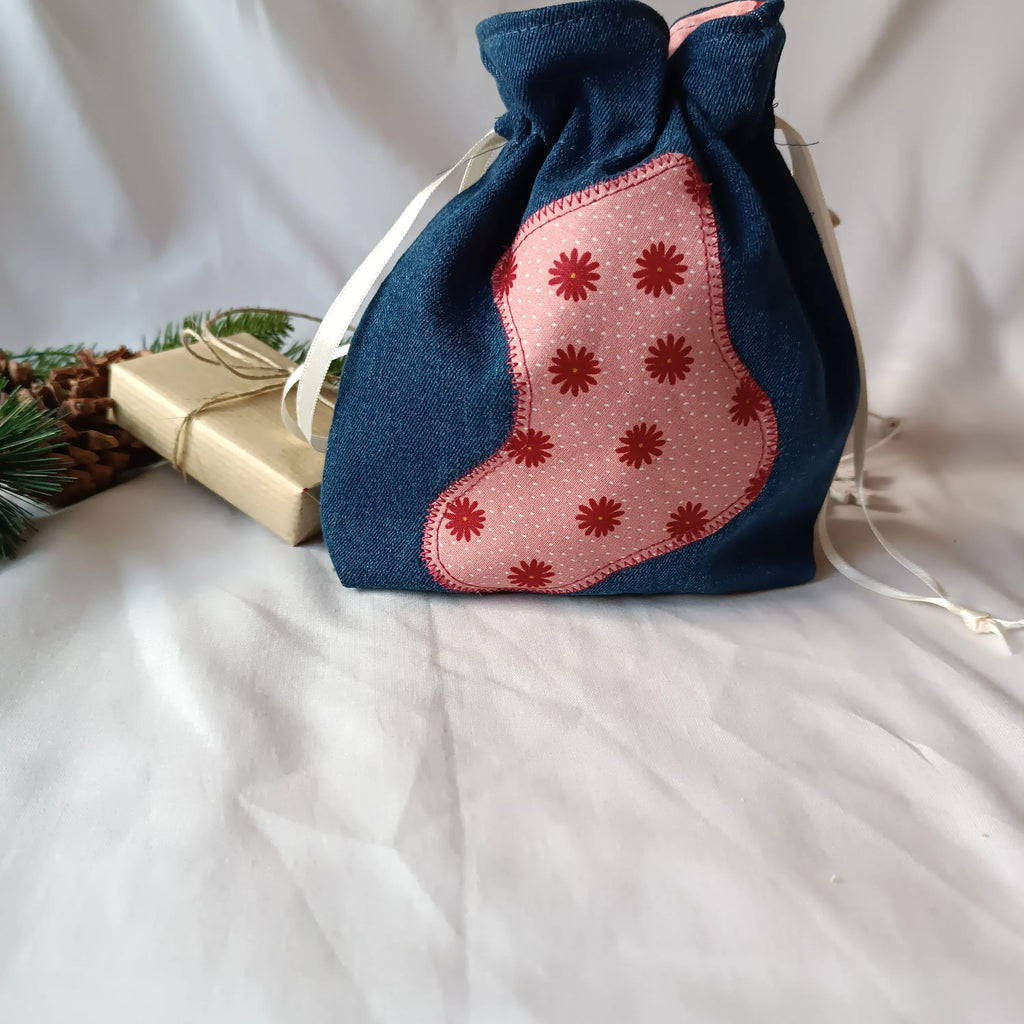 Pochon de Noël Récup’ tissu de Lili- jeans brut upcyclé - coton rose - décore botte - Emballage cadeau réutilisable - pochette cadeau de noël - emballage cadeau de noël - pochon de noël - sac cadeau de noël - idée cadeau de noël - noël - pochette cadeau pour noël - pochette cadeau tissu - pochon noël - pochon tissu - emballage cadeau noël tissu - emballage cadeau upcyclé