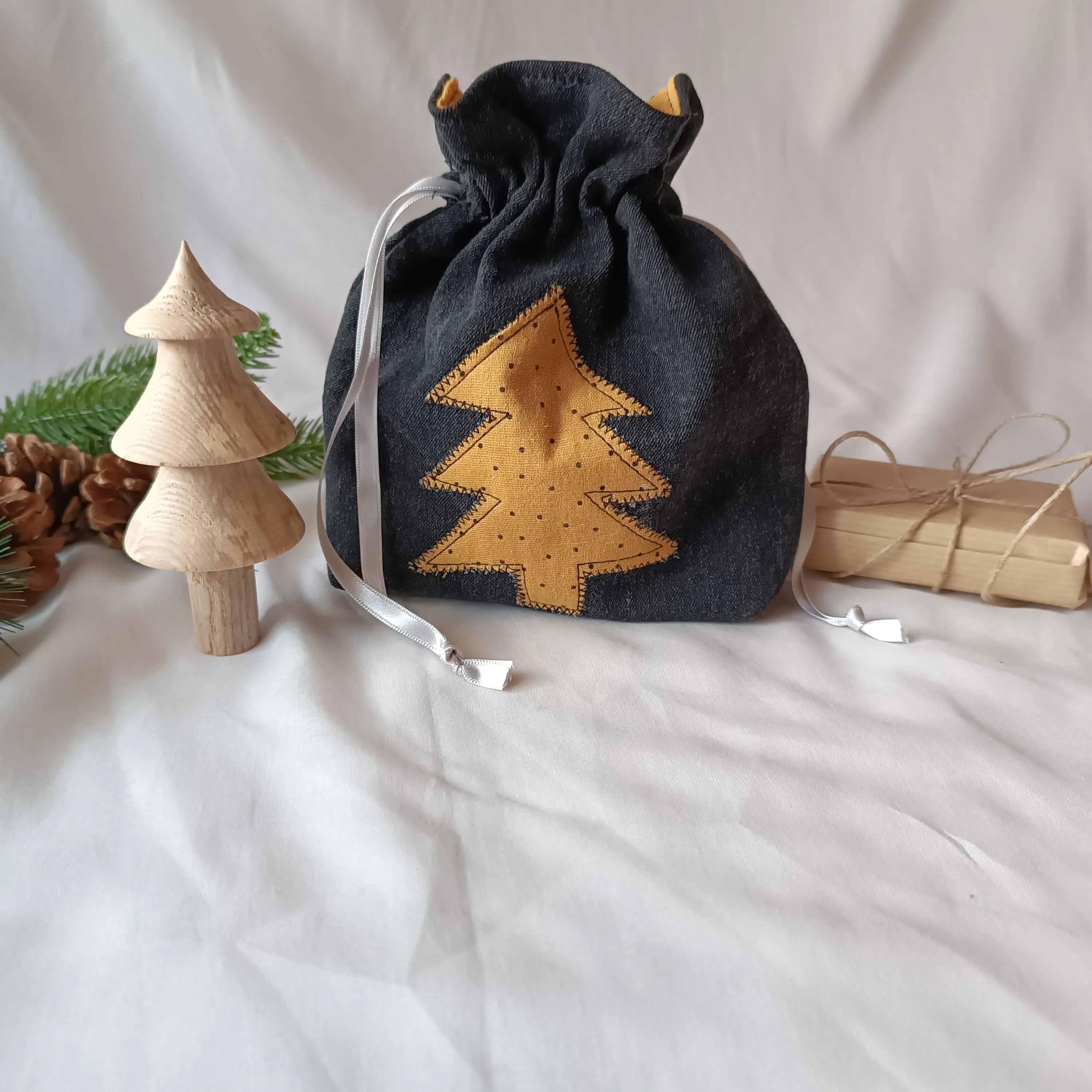 Pochon de Noël en jeans noir upcyclé, appliqué sapin en coton jaune
