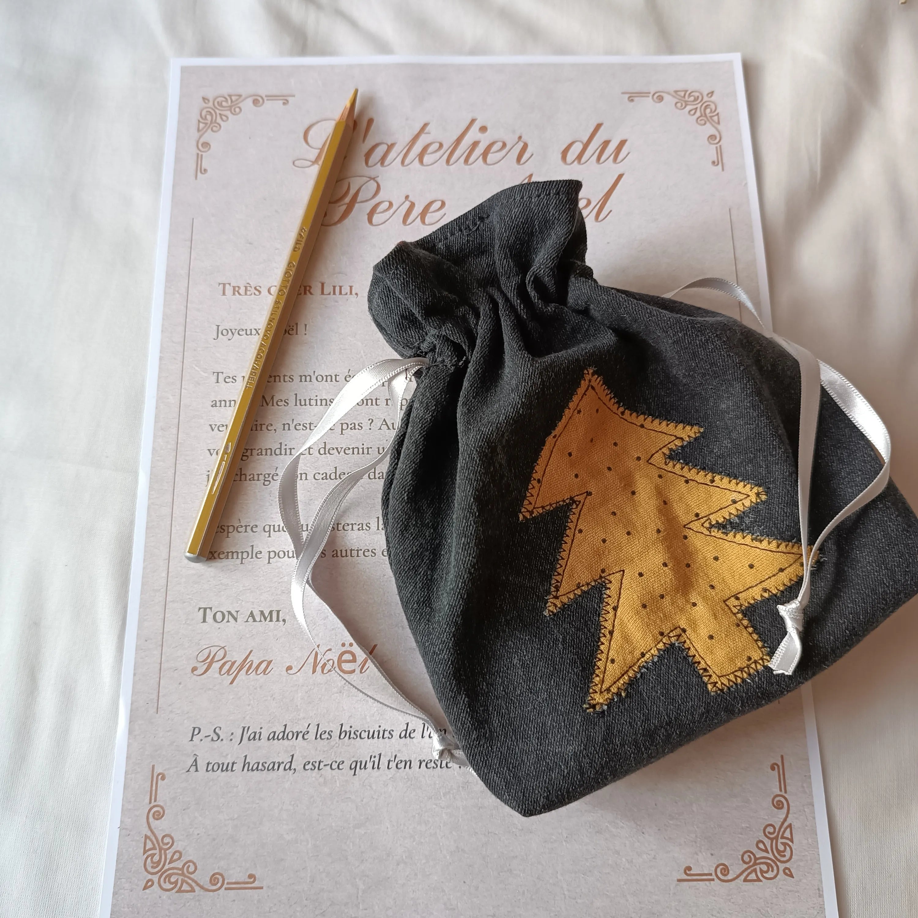 Pochon de Noël Récup’ tissu de Lili- jeans noir upcyclé - coton jaune - décore sapin - Emballage cadeau réutilisable - pochette cadeau de noël - emballage cadeau de noël - pochon de noël - sac cadeau de noël - idée cadeau de noël - noël - pochette cadeau pour noël - pochette cadeau tissu - pochon noël - pochon tissu - emballage cadeau noël tissu - emballage cadeau upcyclé