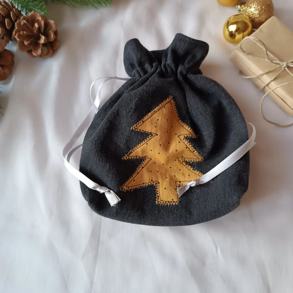 Pochon de Noël Récup’ tissu de Lili- jeans noir upcyclé - coton jaune - décore sapin - Emballage cadeau réutilisable - pochette cadeau de noël - emballage cadeau de noël - pochon de noël - sac cadeau de noël - idée cadeau de noël - noël - pochette cadeau pour noël - pochette cadeau tissu - pochon noël - pochon tissu - emballage cadeau noël tissu - emballage cadeau upcyclé