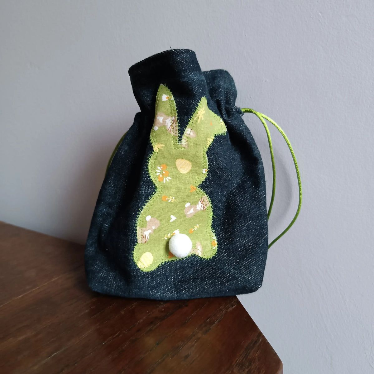 Pochon de Pâques artisanal en jeans upcyclé, fait main en Picardie