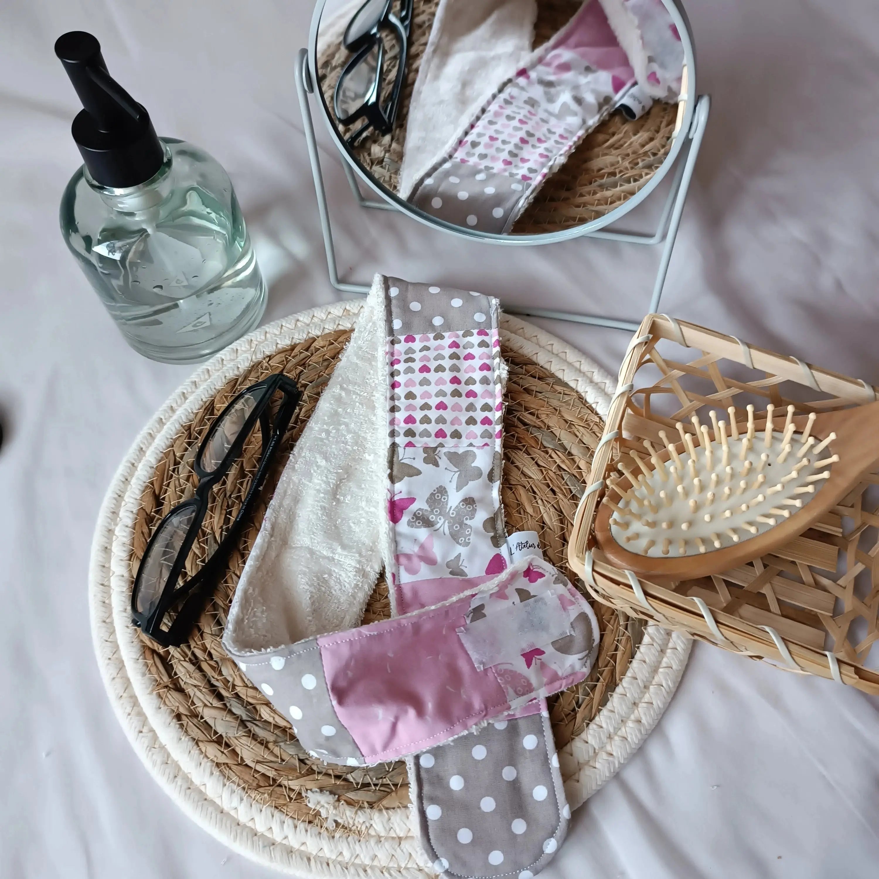 Bandeau de soin rose porté avec fermeture scratch ajustable