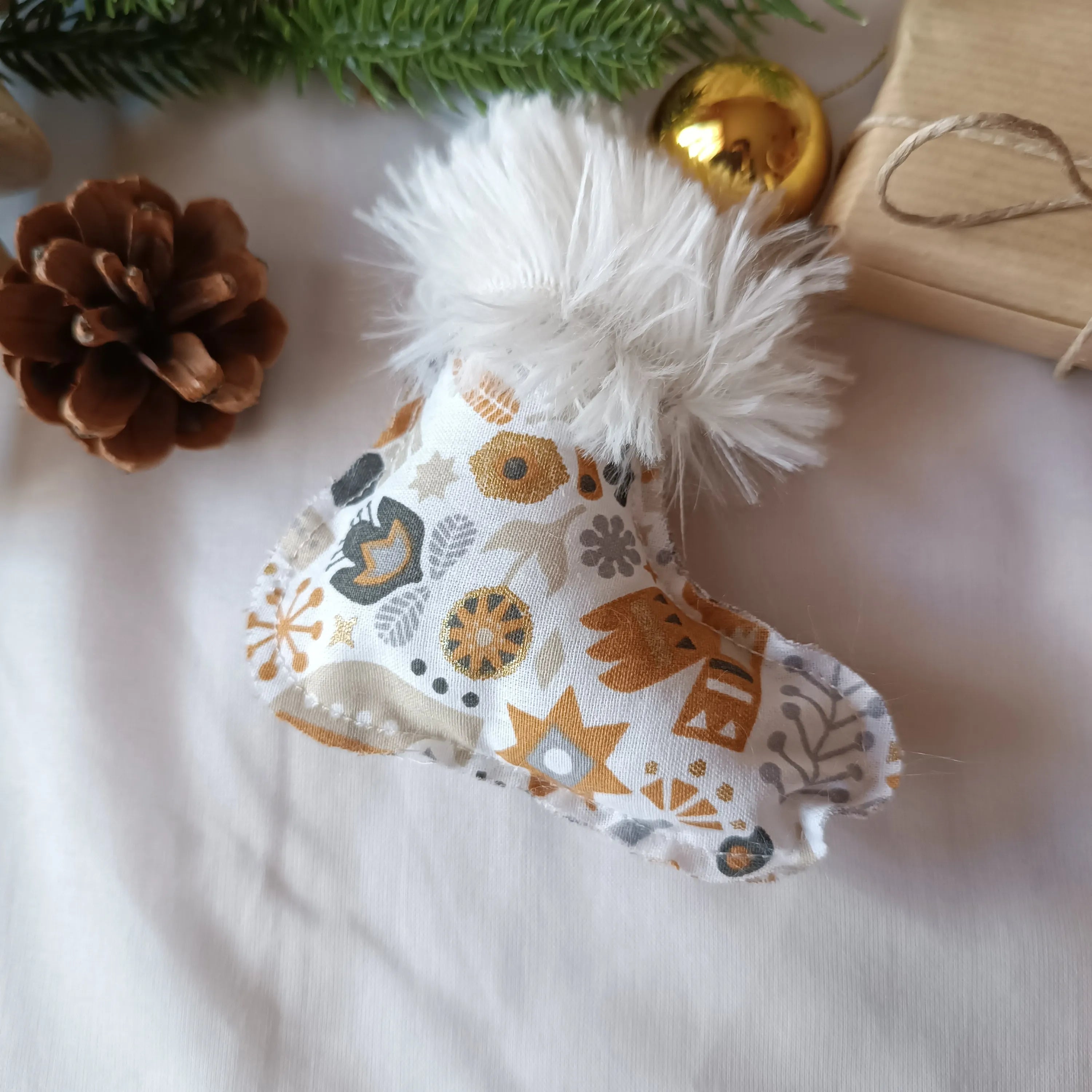 Décoration de sapin artisanale - décoration noel artisanale récup’ Tissu de Lili - décoration noel à accrocher en tissu blanc - ornement de sapin de noel - ornement de noel - décoration noel tissu en forme de botte - décoration noel sapin - décoration noel - ornement noel tissu - ornement noel blanc et or - ornement sapin de noel - décoration noel - décoration de noel fait main