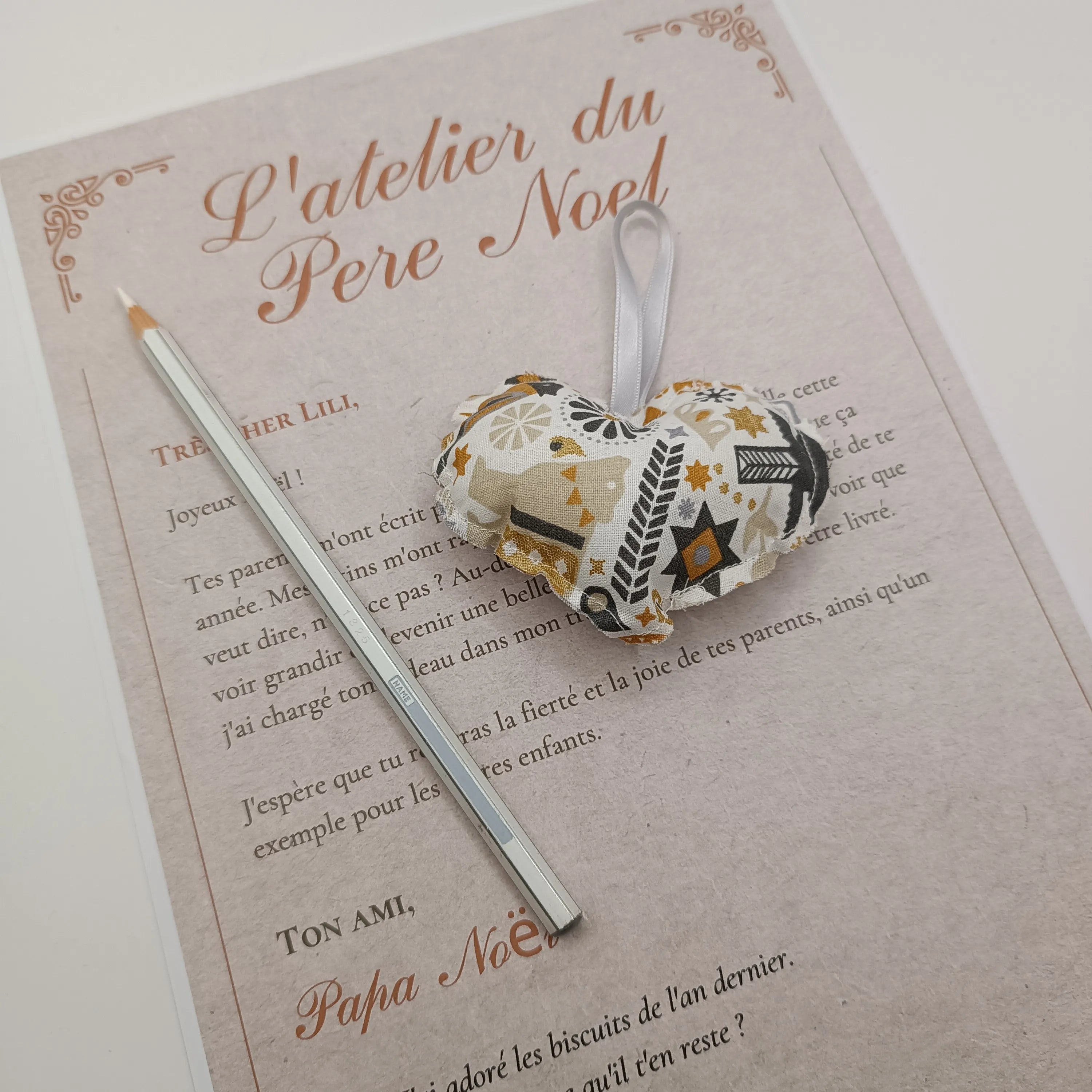 Décoration de sapin artisanale - décoration noel artisanale récup’ Tissu de Lili - décoration noel à accrocher en tissu blanc - ornement de sapin de noel - ornement de noel - décoration noel tissu en forme de cœur - décoration noel sapin - décoration noel - ornement noel tissu - ornement noel blanc et or - ornement sapin de noel - décoration noel - décoration de noel fait main