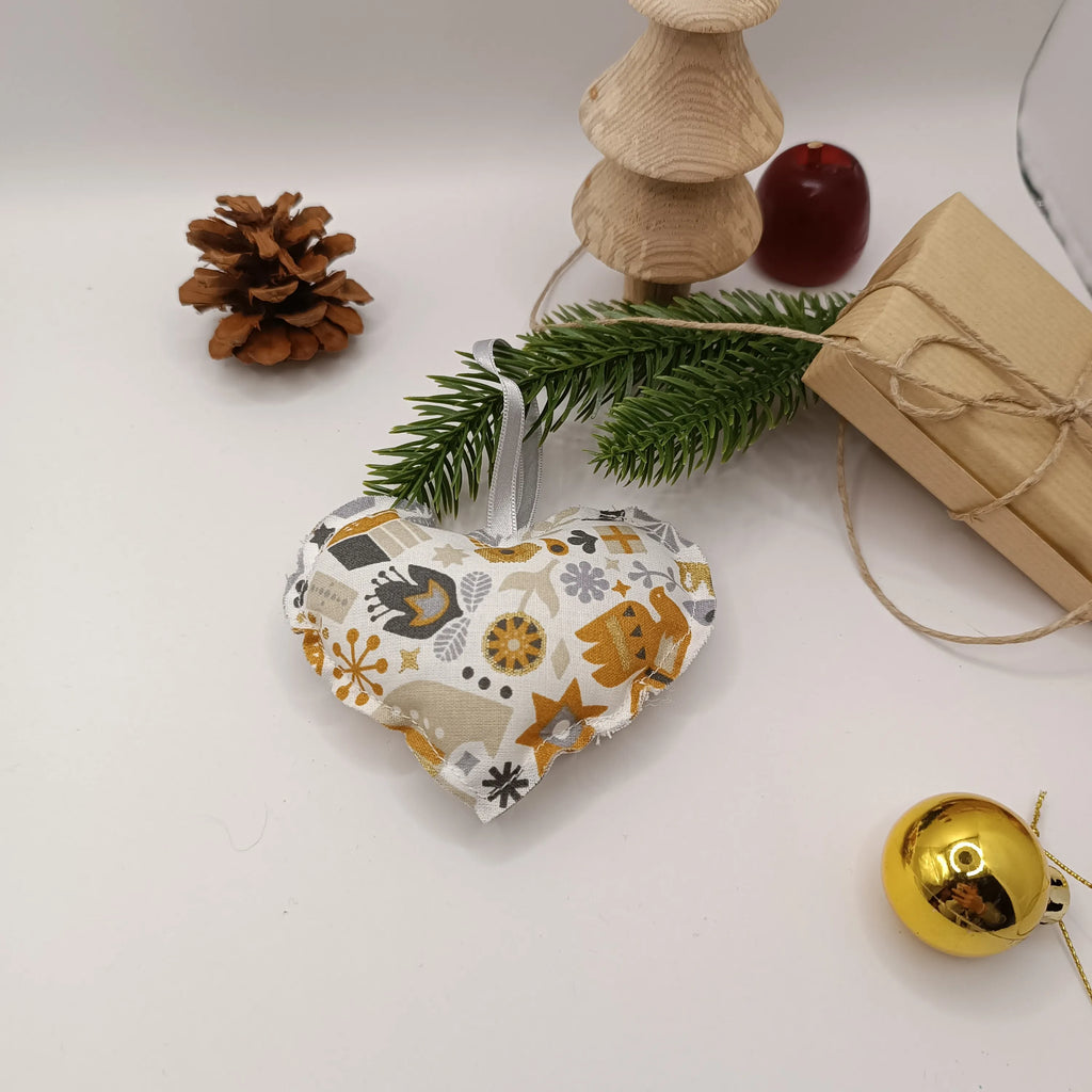 Cœur de Noël blanc suspendu par son ruban