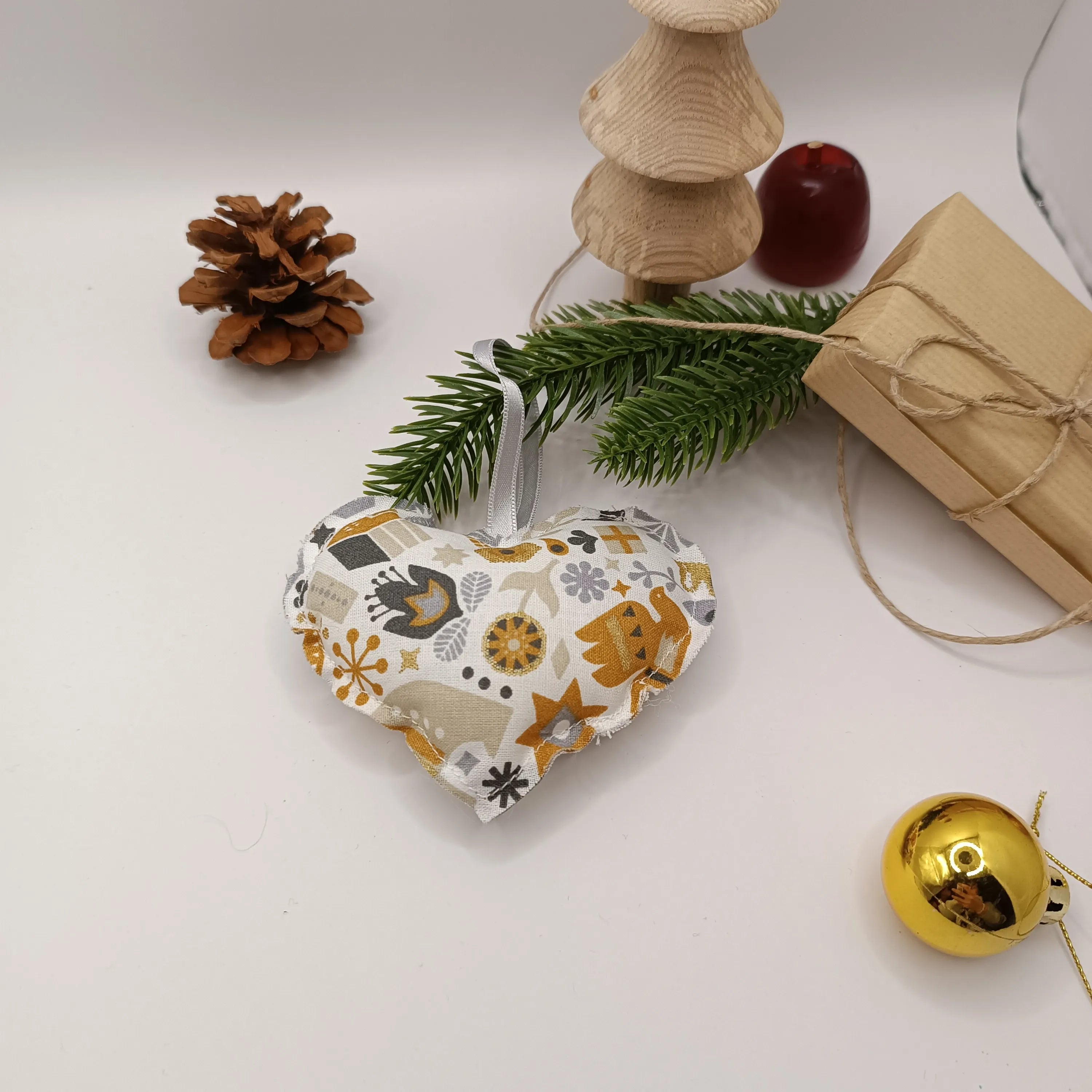 Cœur de Noël blanc suspendu par son ruban