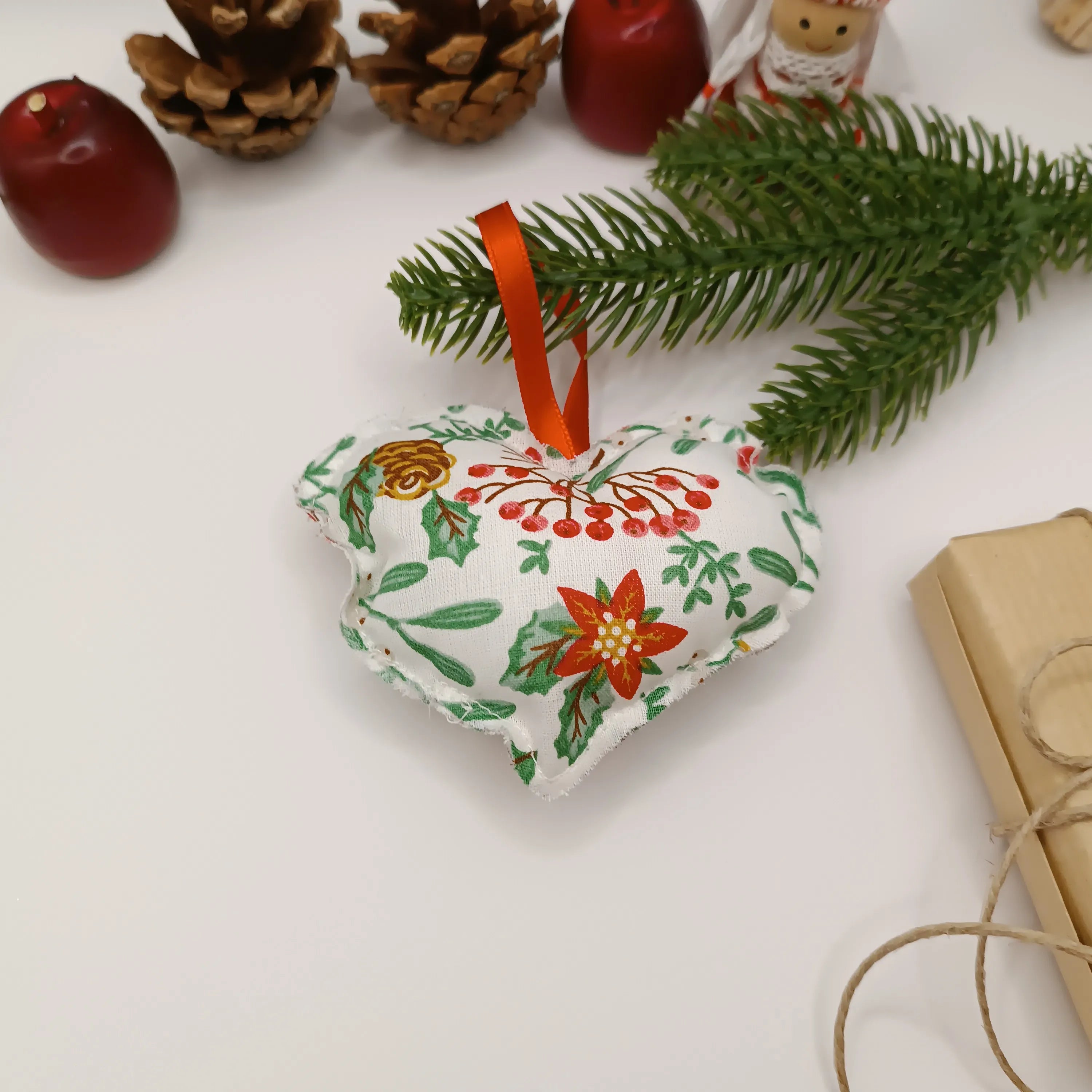 Décoration de sapin cœur blanc et vert, gros plan sur le tissu
