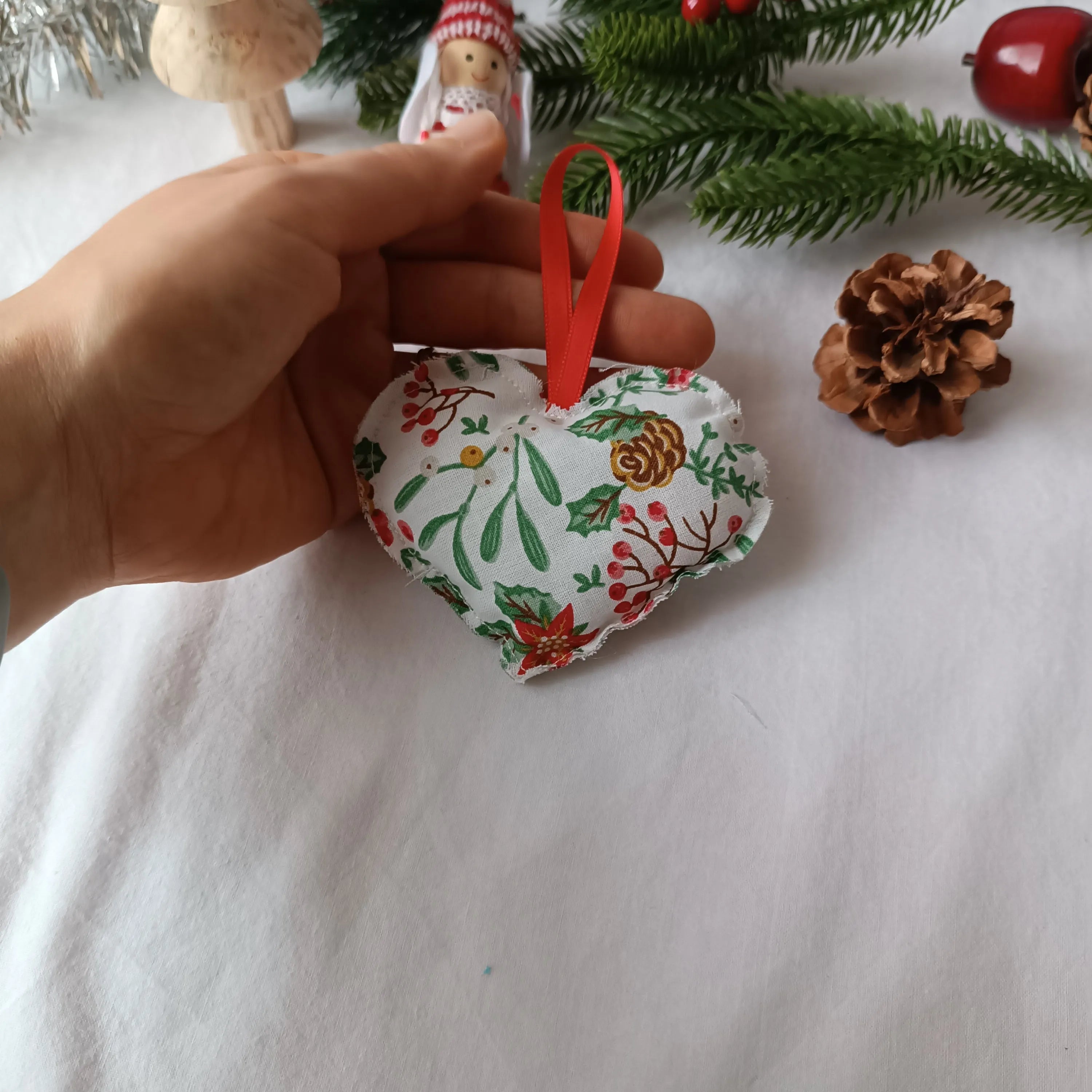 Décoration de sapin - décoration noel artisanale récup’ Tissu de Lili - décoration noel à accrocher en tissu blanc - ornement de sapin de noel - ornement de noel - décoration noel tissu - décoration noel sapin - décoration noel rouge - ornement noel tissu - ornement noel rouge - ornement sapin de noel - décoration noel - décoration de noel fait main