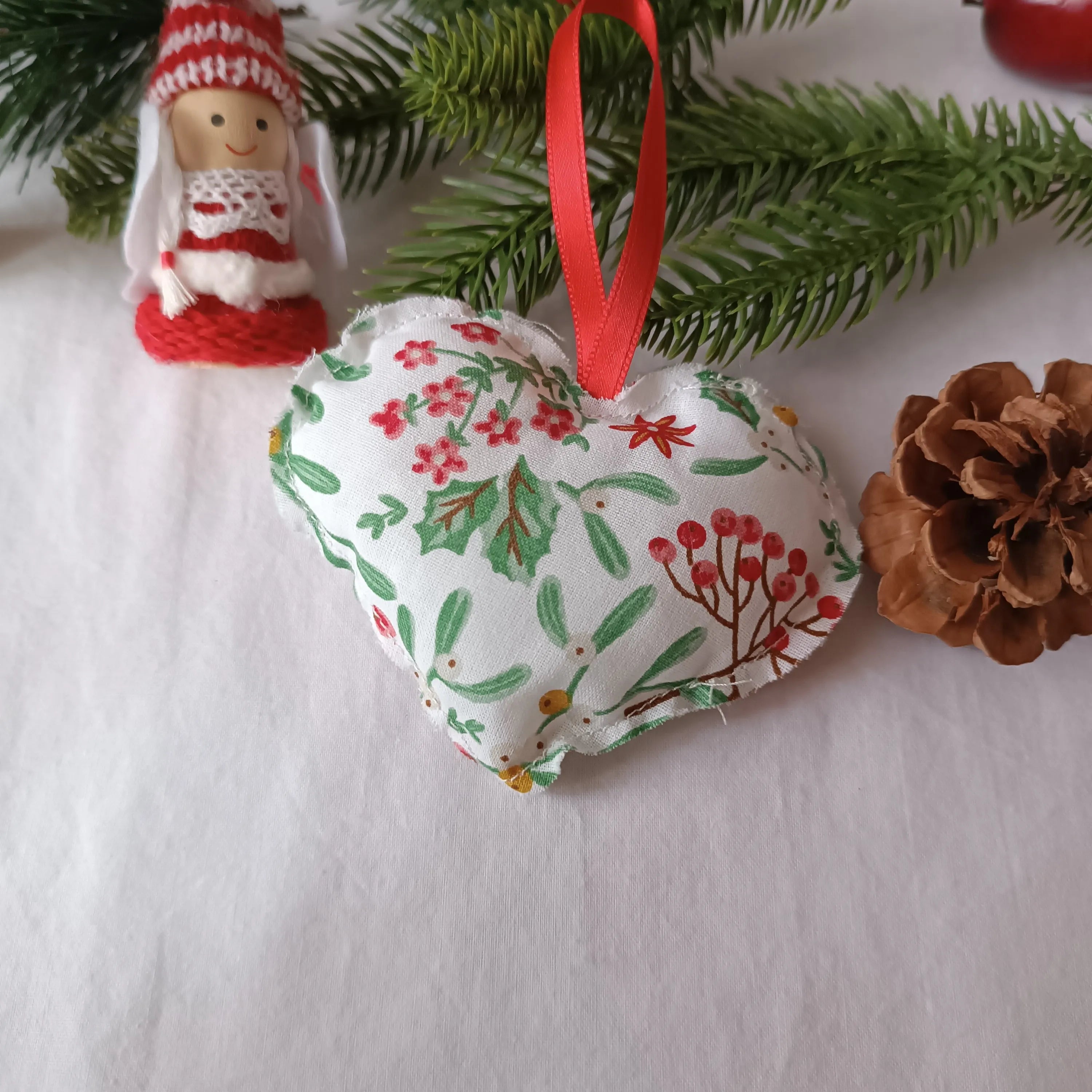 Décoration de sapin - décoration noel artisanale récup’ Tissu de Lili - décoration noel à accrocher en tissu blanc - ornement de sapin de noel - ornement de noel - décoration noel tissu - décoration noel sapin - décoration noel rouge - ornement noel tissu - ornement noel rouge - ornement sapin de noel - décoration noel - décoration de noel fait main