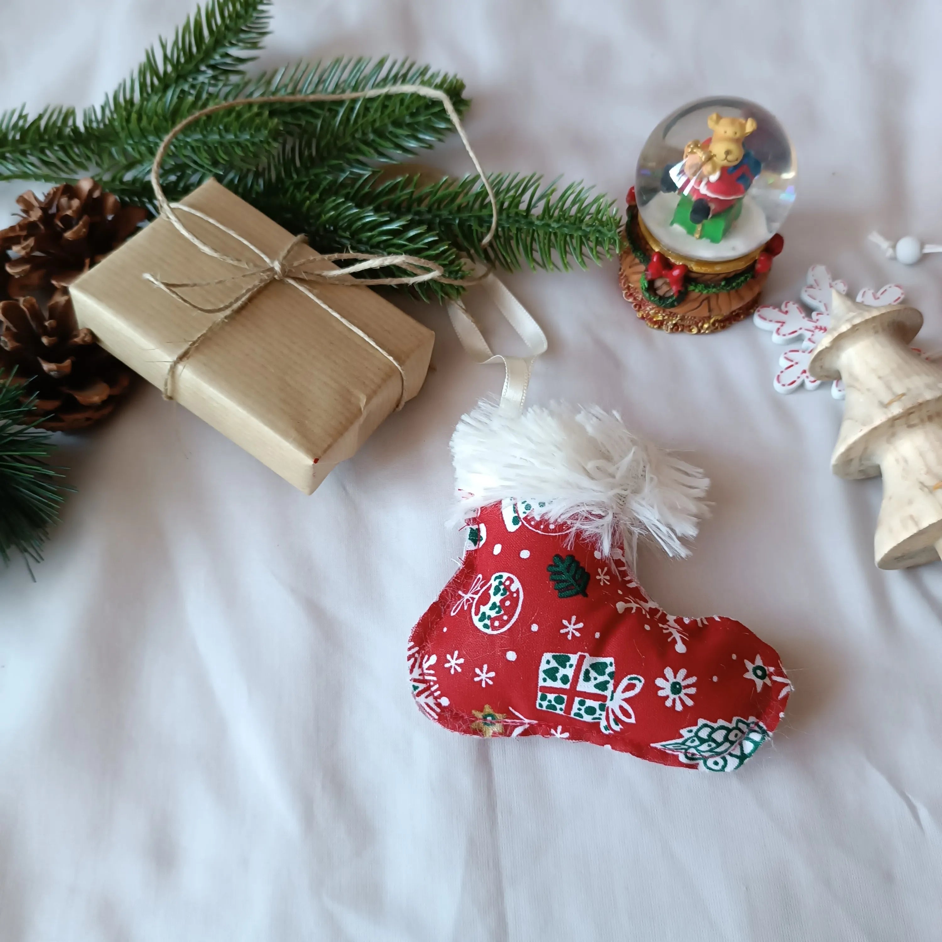 Décoration de sapin artisanale - décoration noel artisanale récup’ Tissu de Lili - décoration noel à accrocher en tissu rouge - ornement de sapin de noel - ornement de noel - décoration noel tissu en forme de botte - décoration noel sapin - décoration noel - ornement noel tissu - ornement noel rouge - ornement sapin de noel - décoration noel - décoration de noel fait main