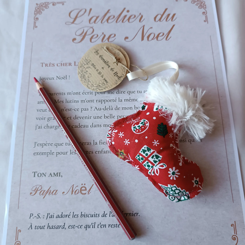 Décoration de sapin botte rouge, gros plan sur l'imprimé de Noël