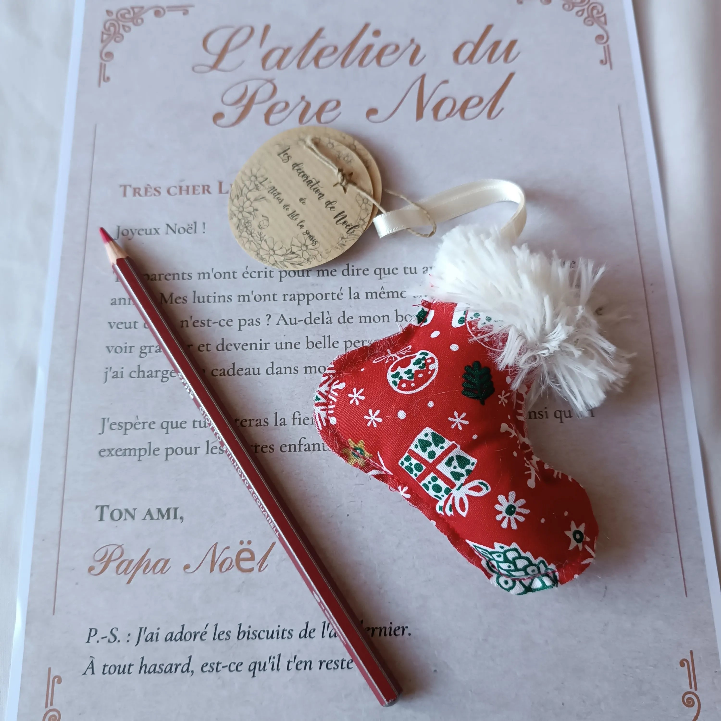 Décoration de sapin botte rouge, gros plan sur l'imprimé de Noël