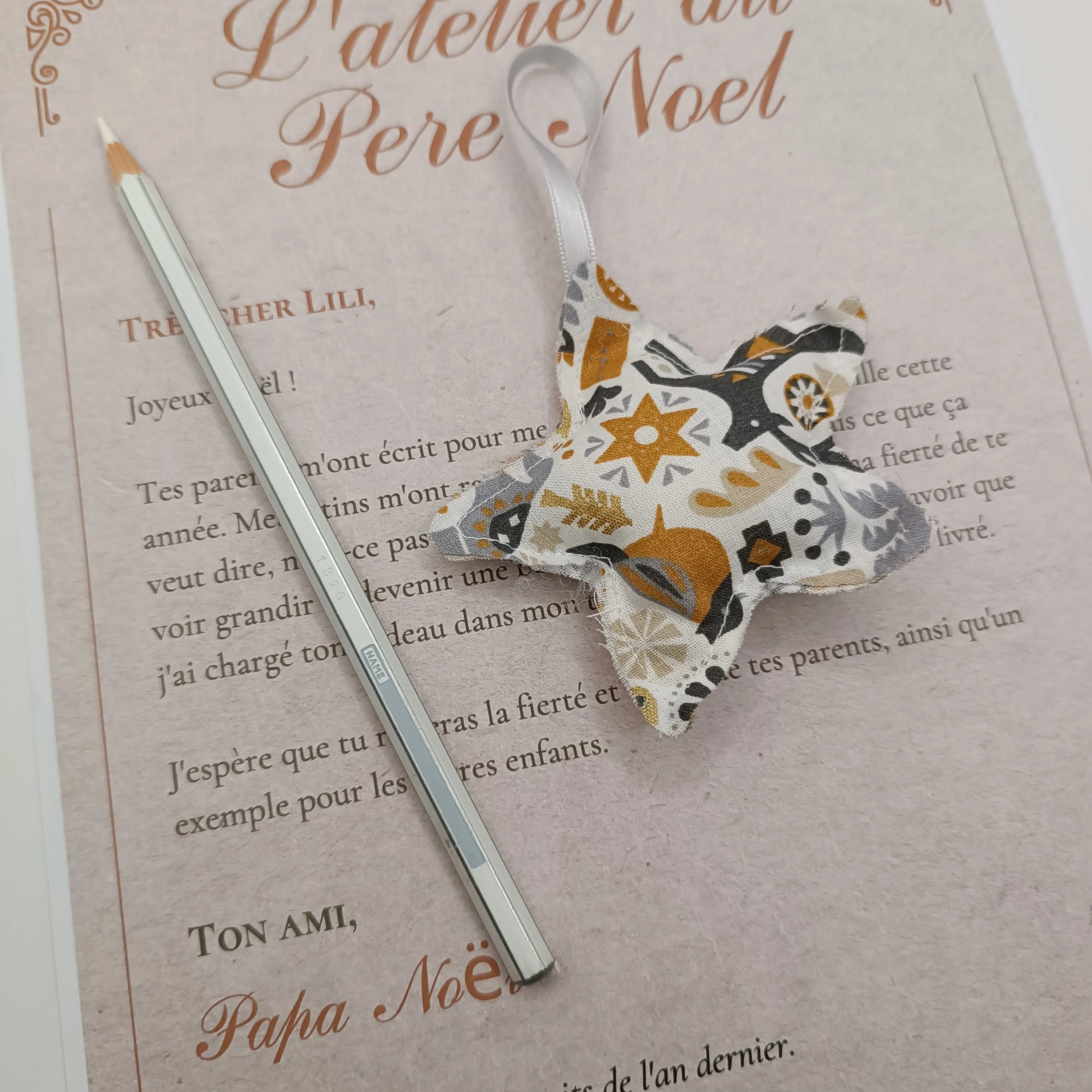 Décoration de sapin artisanale - décoration noel artisanale récup’ Tissu de Lili - décoration noel à accrocher en tissu blanc - ornement de sapin de noel - ornement de noel - décoration noel tissu en forme d’étoile - décoration noel sapin - décoration noel - ornement noel tissu - ornement noel blanc et or - ornement sapin de noel - décoration noel - décoration de noel fait main