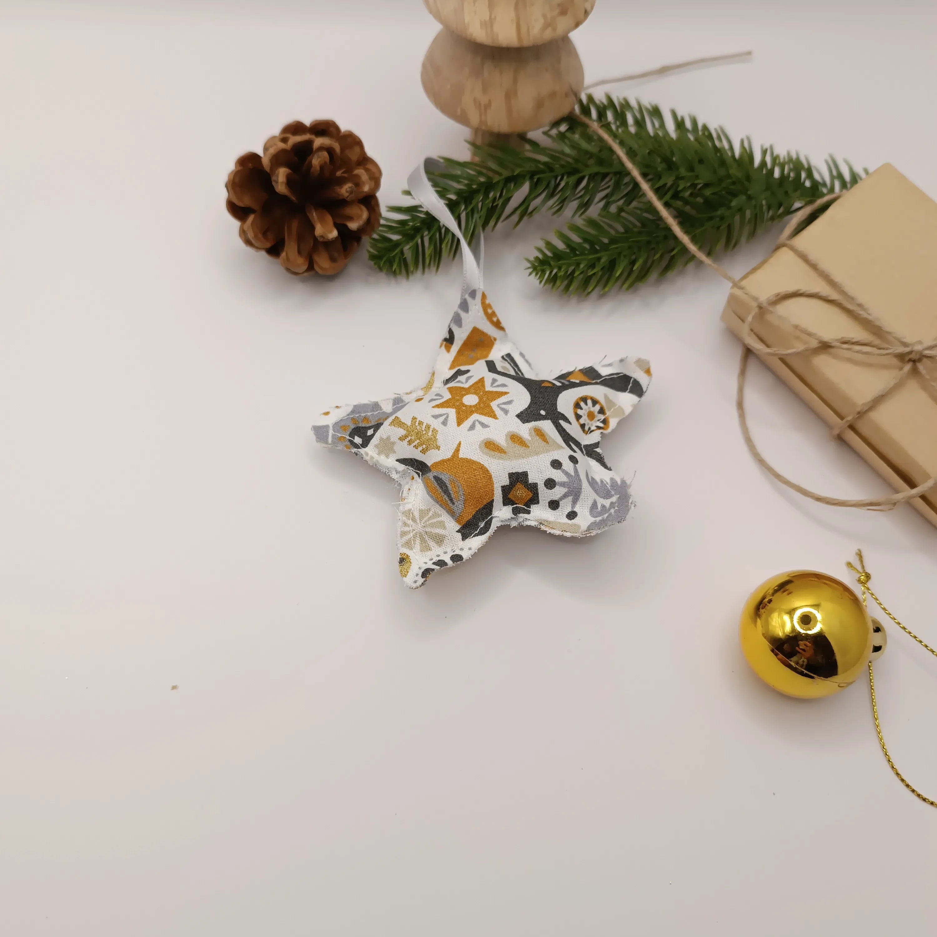 Décoration de sapin artisanale - décoration noel artisanale récup’ Tissu de Lili - décoration noel à accrocher en tissu blanc - ornement de sapin de noel - ornement de noel - décoration noel tissu en forme d’étoile - décoration noel sapin - décoration noel - ornement noel tissu - ornement noel blanc et or - ornement sapin de noel - décoration noel - décoration de noel fait main