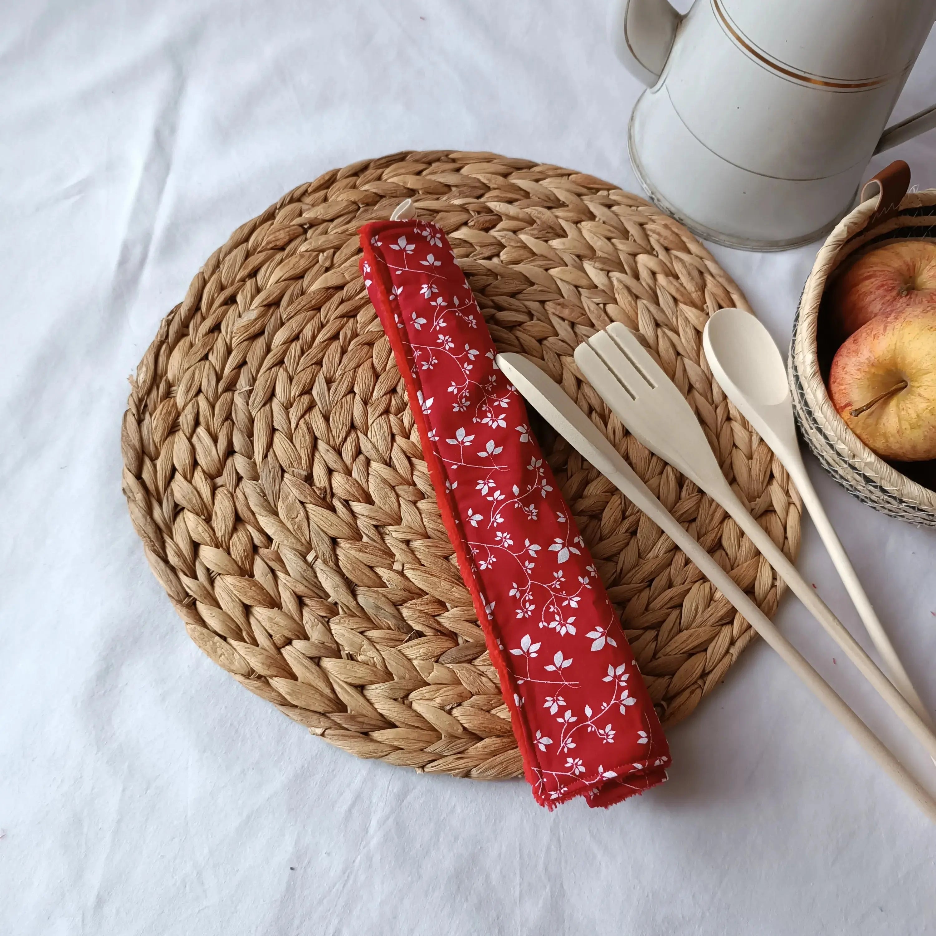 Essuie-main lavable rouge suspendu par son cordon