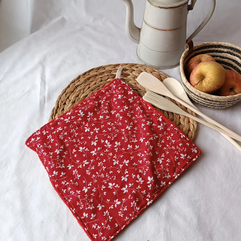 Gros plan sur l'imprimé fleurs de l'essuie-main lavable rouge