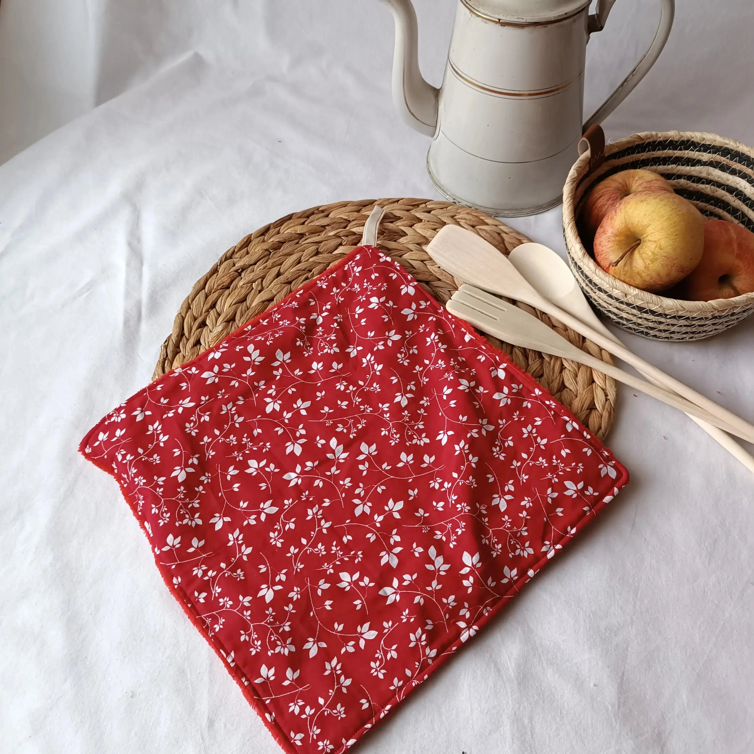 Gros plan sur l'imprimé fleurs de l'essuie-main lavable rouge