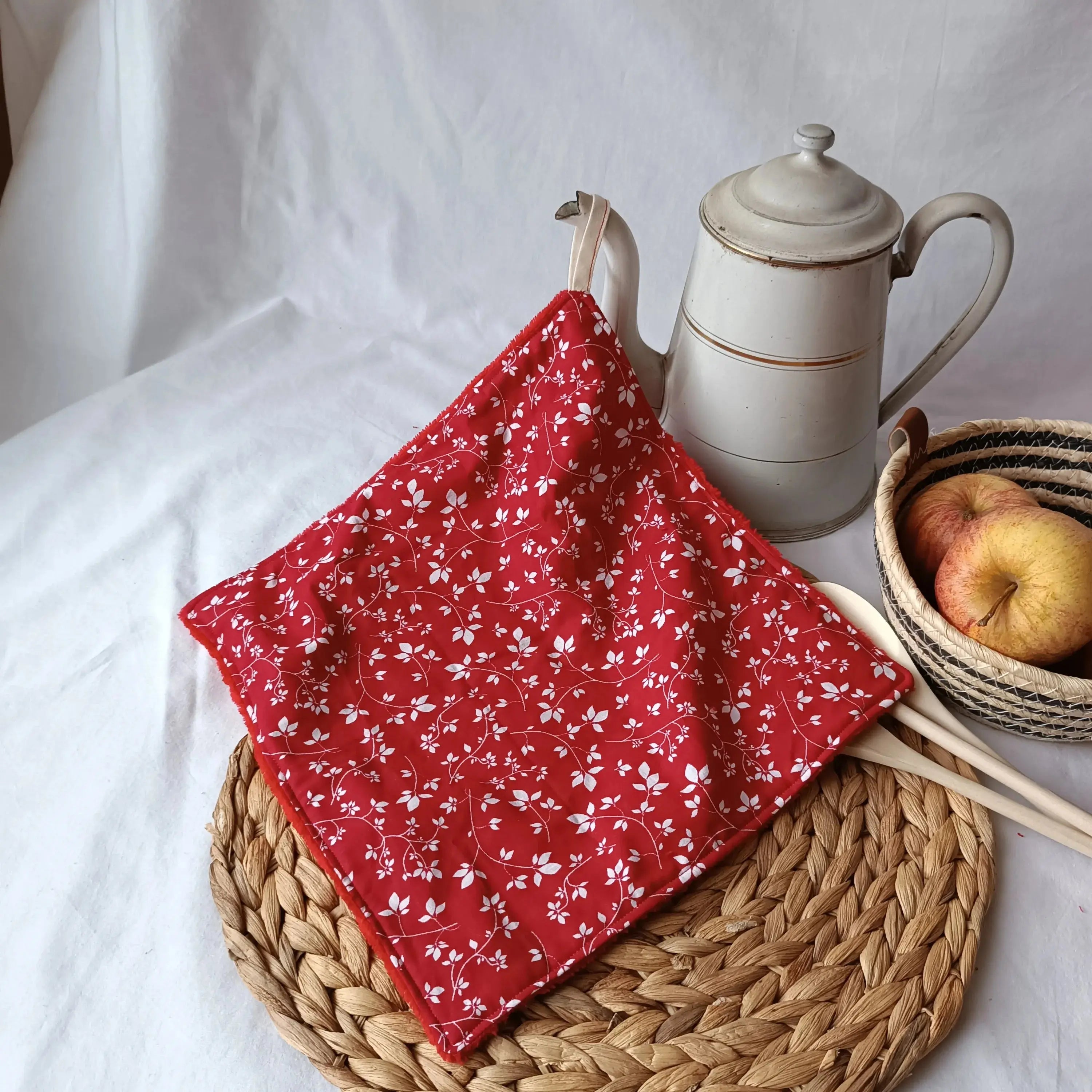 Essuie-main réutilisable rouge accroché dans une cuisine zéro déchet