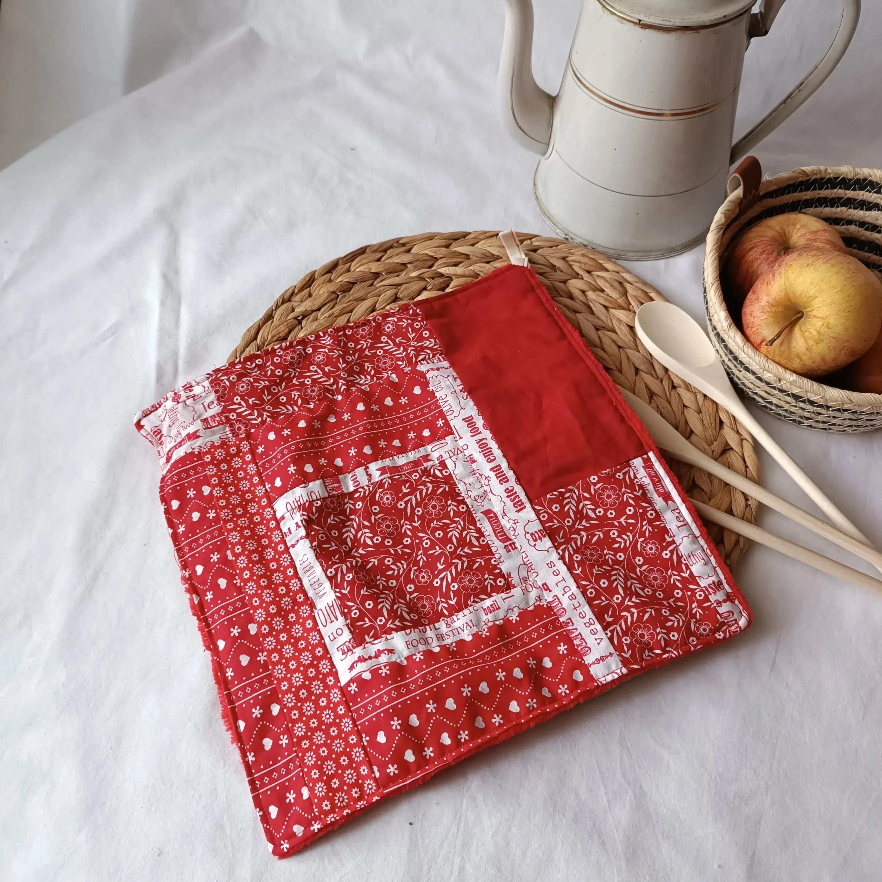Essuie-main lavable rouge suspendu par son bouton pression