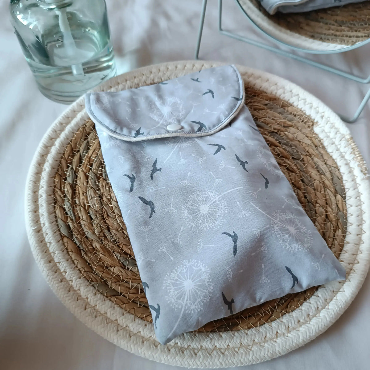 Étui à brosse à dents artisanal gris posé dans une trousse de toilette