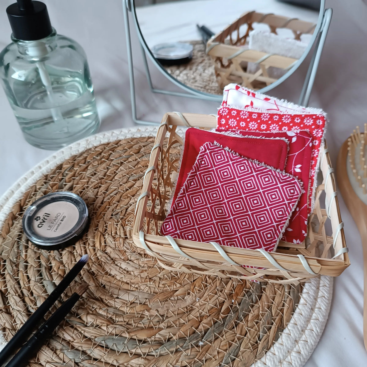 Lot de 5 lingettes démaquillantes lavables rouge dans un panier en osier 
