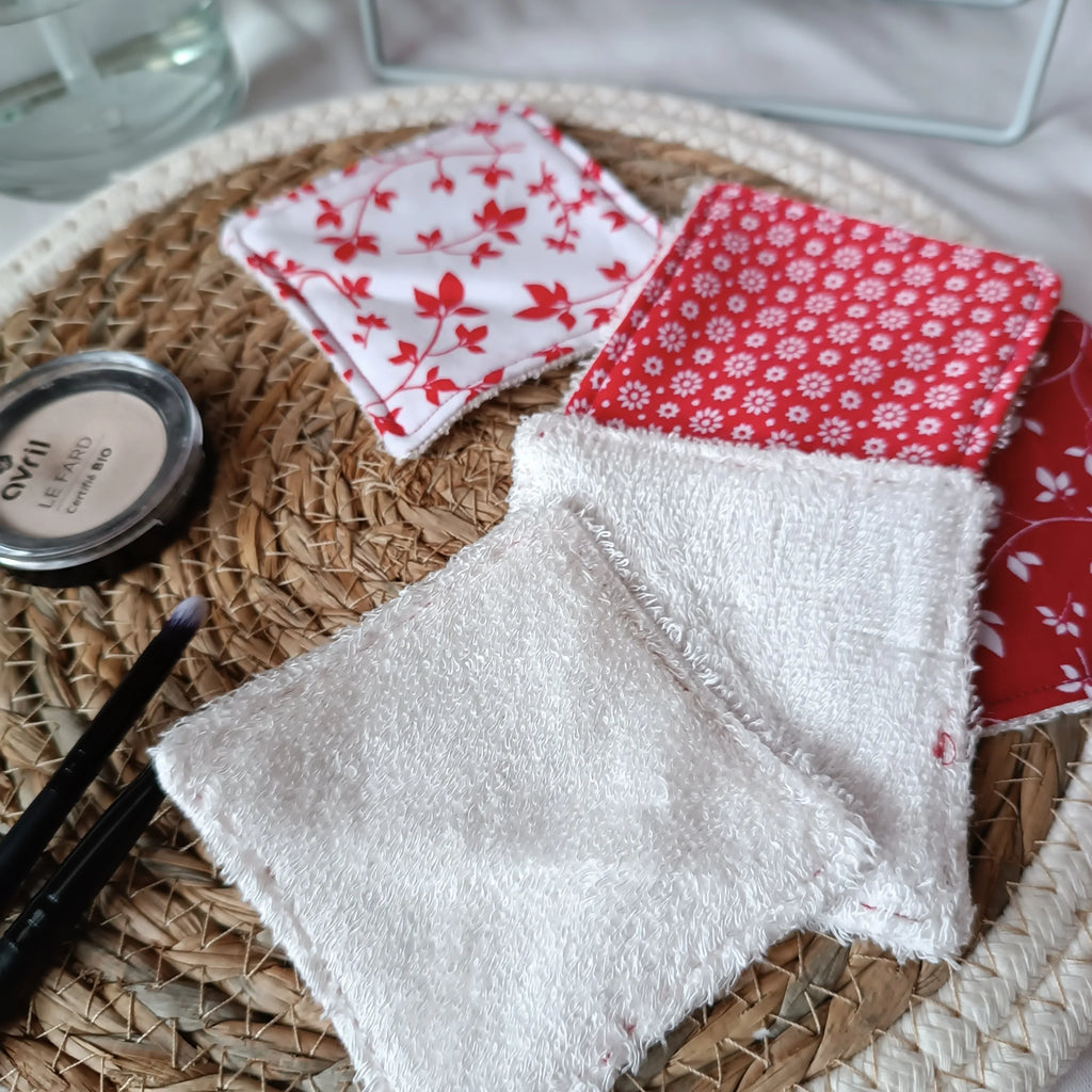Face coton imprimé rouge et face éponge d'une lingette démaquillante