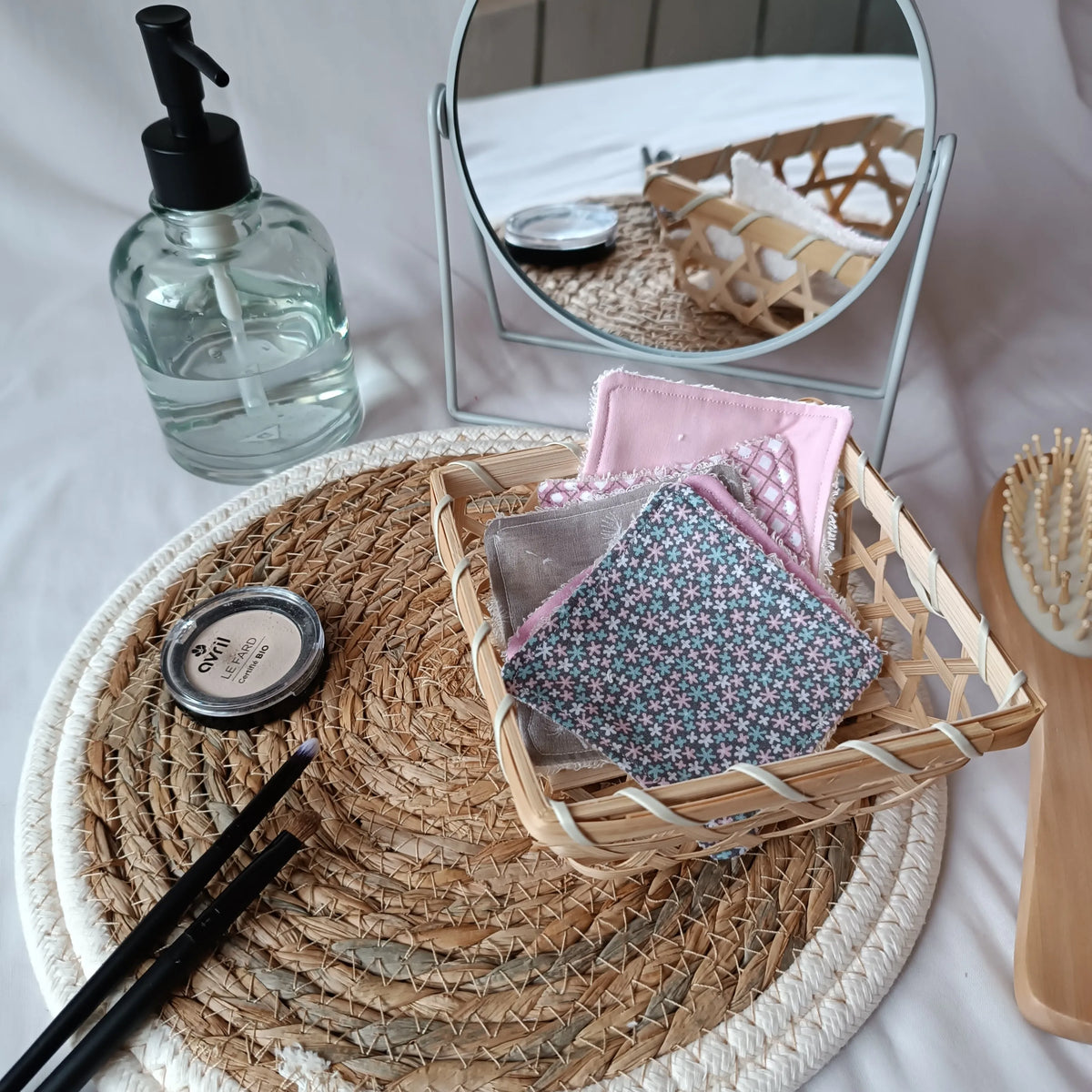 Lingettes lavables roses et grises empilées, chaque tissu imprimé différent