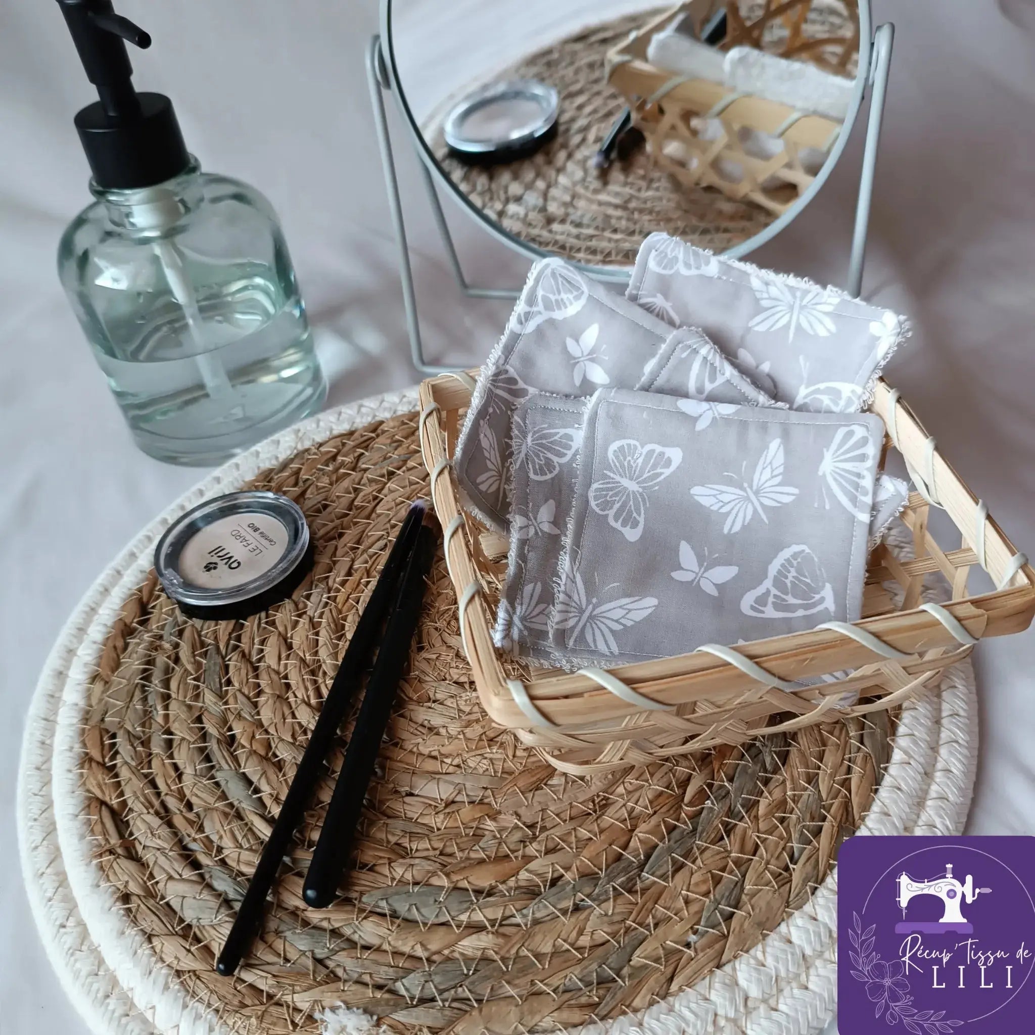 Lingettes lavables grises empilées, chaque tissu imprimé différent