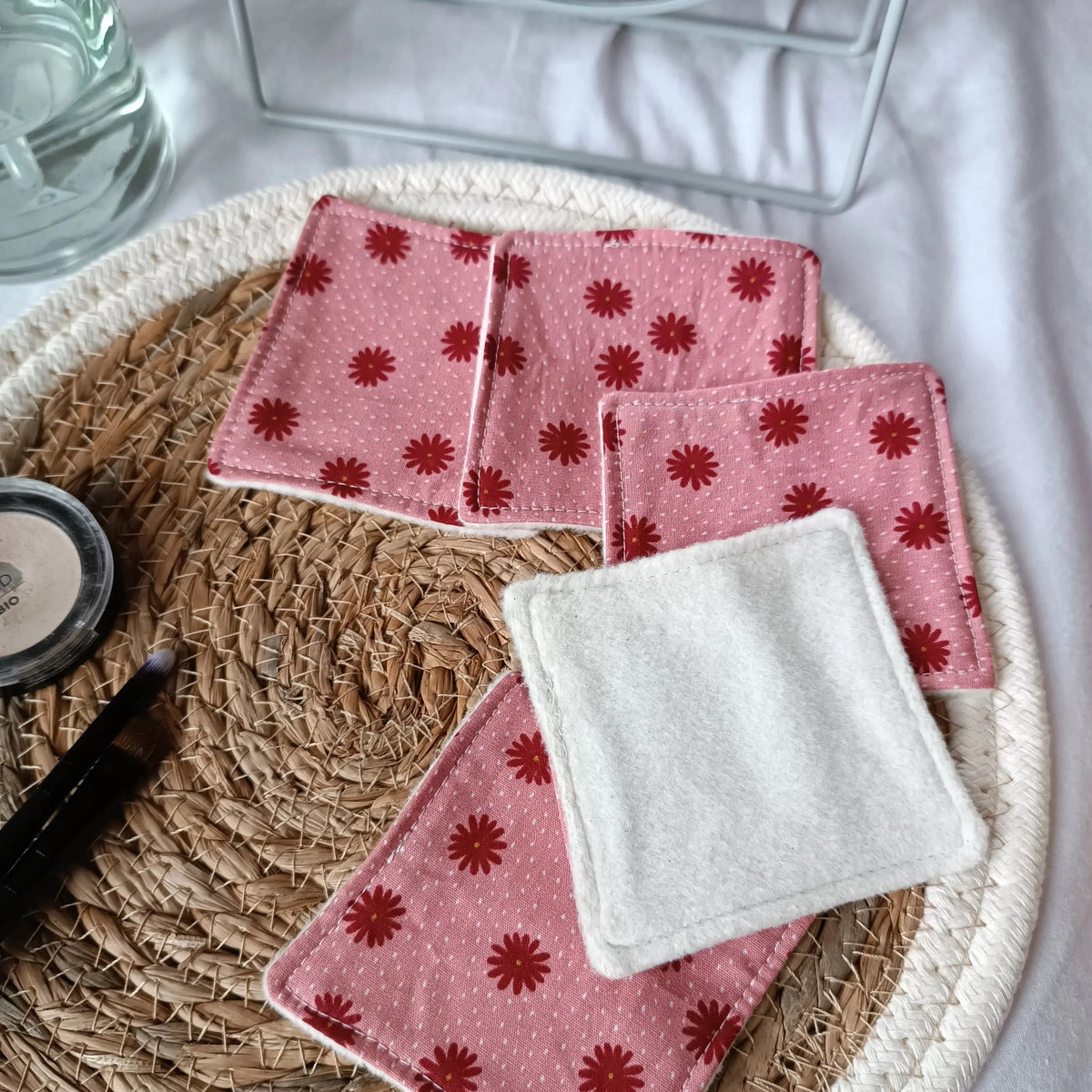 Lingettes lavables roses empilées, tissus imprimés différents