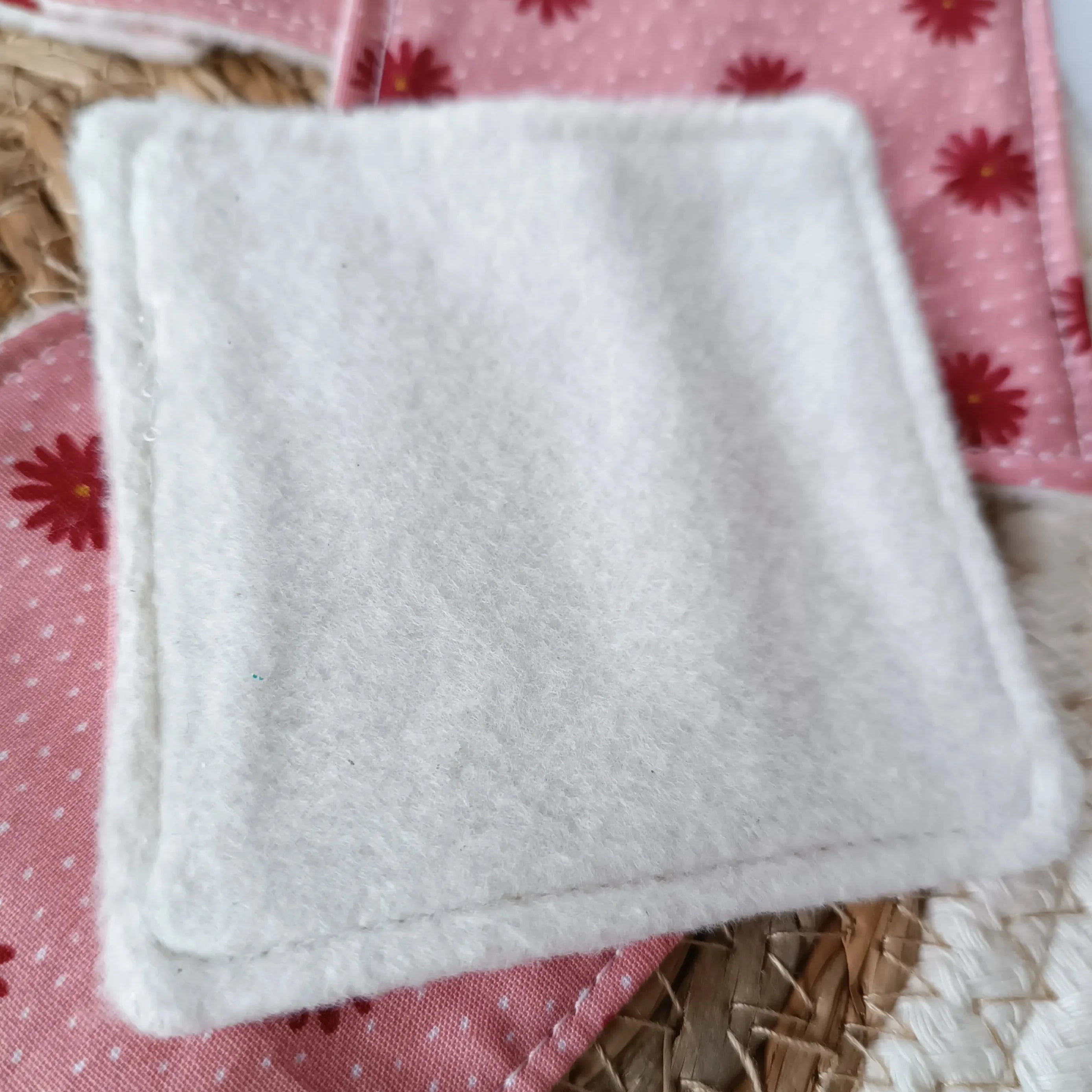 Lingette démaquillante rose en molleton, gros plan sur le tissu