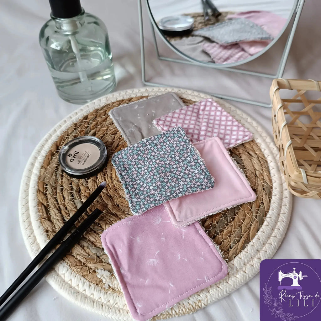 Lingettes lavables roses et grises empilées, chaque tissu imprimé différent