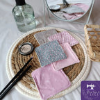 Lingettes lavables roses et grises empilées, chaque tissu imprimé différent