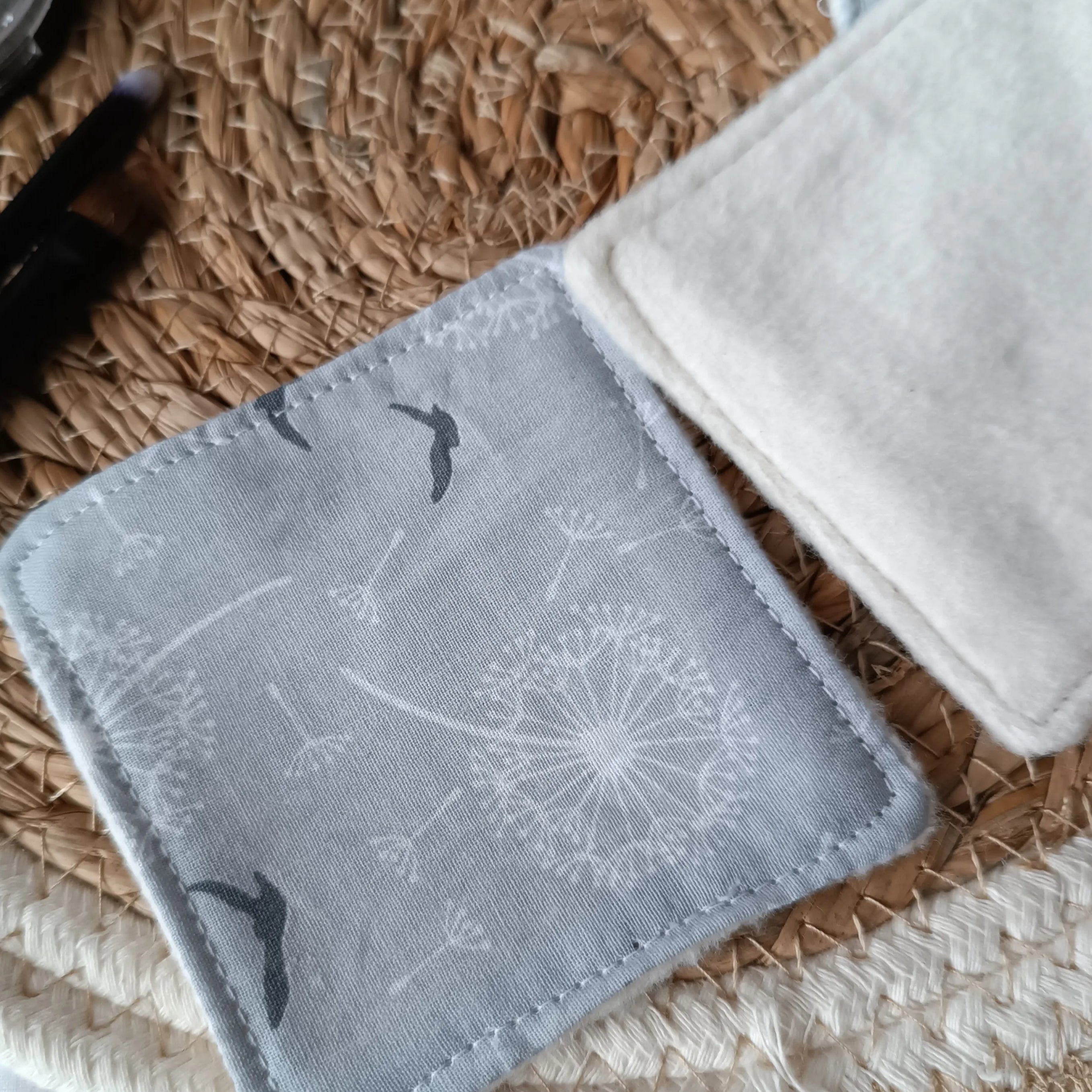 lingettes réutilisables en coton bio - lingettes lavables zéro déchet - lingettes artisanales faites main -  lingettes écologiques réutilisables – accessoires zéro déchet salle de bain – lingettes artisanales de Récup’ Tissu de Lili – lingettes démaquillantes lavables grises 