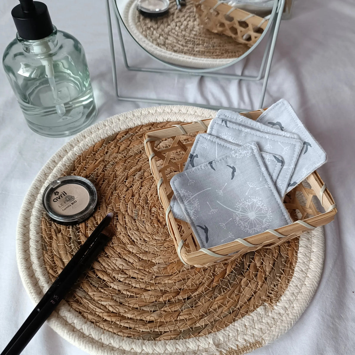 Lingettes lavables grises empilées, tissus imprimés différents