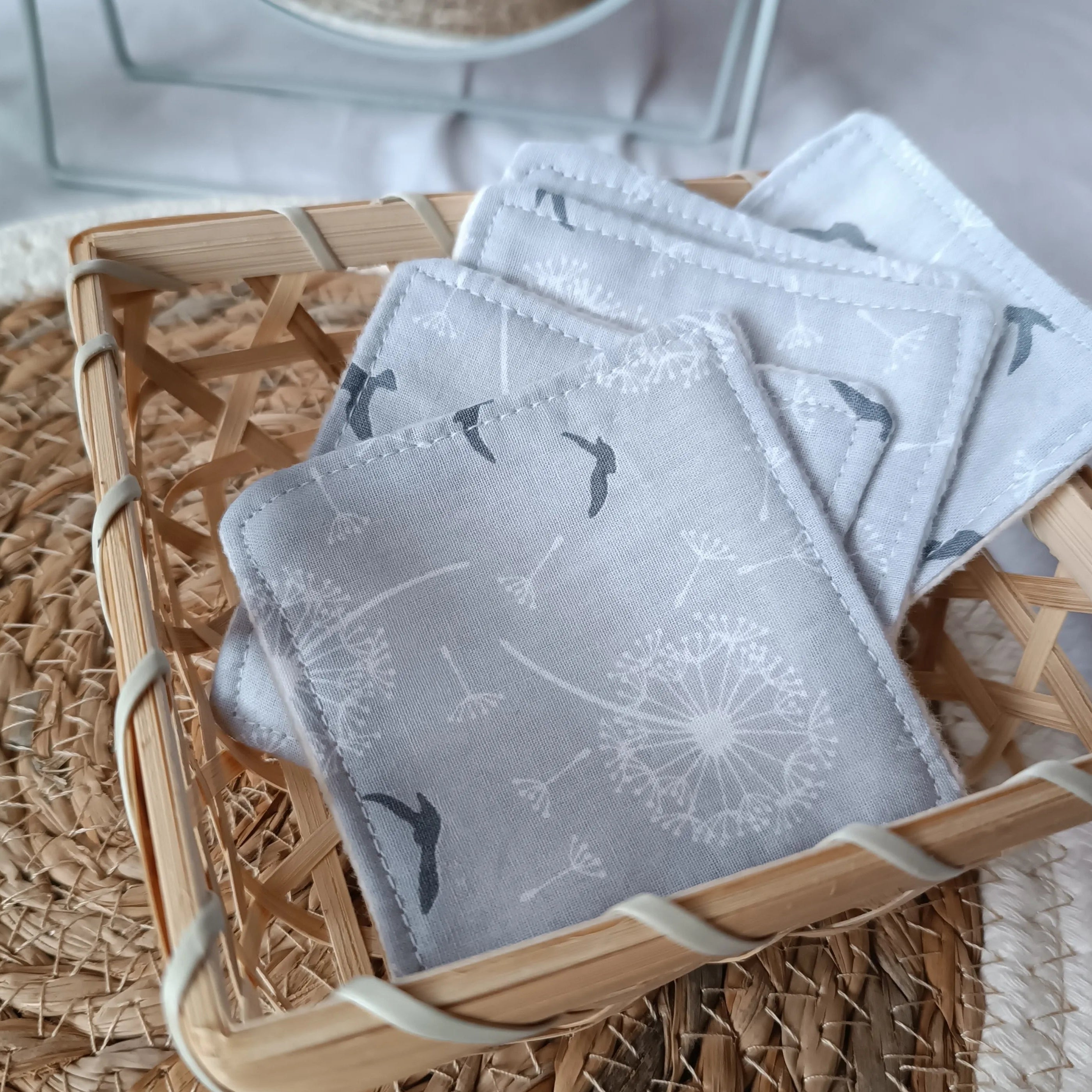 lingettes réutilisables en coton bio - lingettes lavables zéro déchet - lingettes artisanales faites main -  lingettes écologiques réutilisables – accessoires zéro déchet salle de bain – lingettes artisanales de Récup’ Tissu de Lili – lingettes démaquillantes lavables grises 