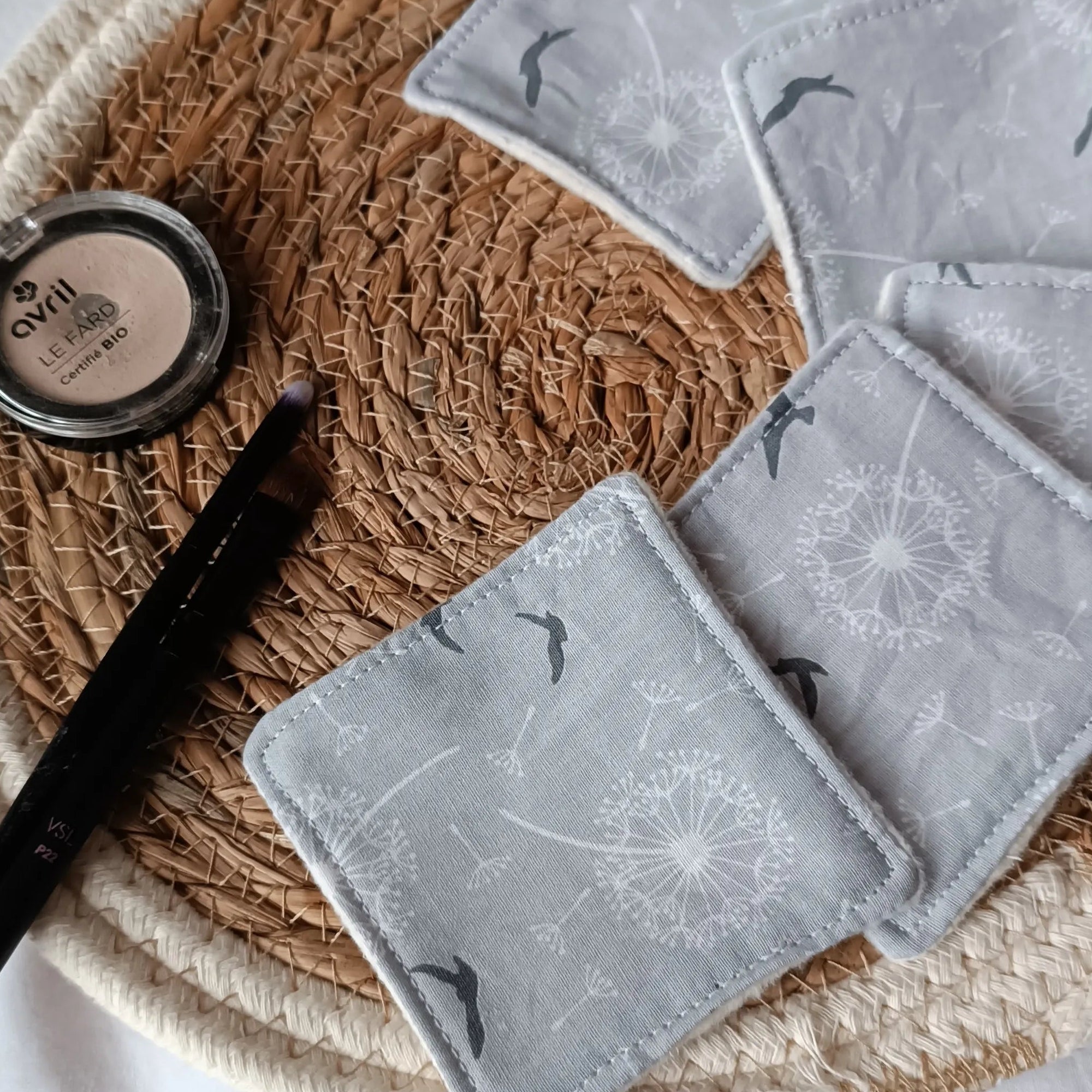 lingettes réutilisables en coton bio - lingettes lavables zéro déchet - lingettes artisanales faites main -  lingettes écologiques réutilisables – accessoires zéro déchet salle de bain – lingettes artisanales de Récup’ Tissu de Lili – lingettes démaquillantes lavables grises 