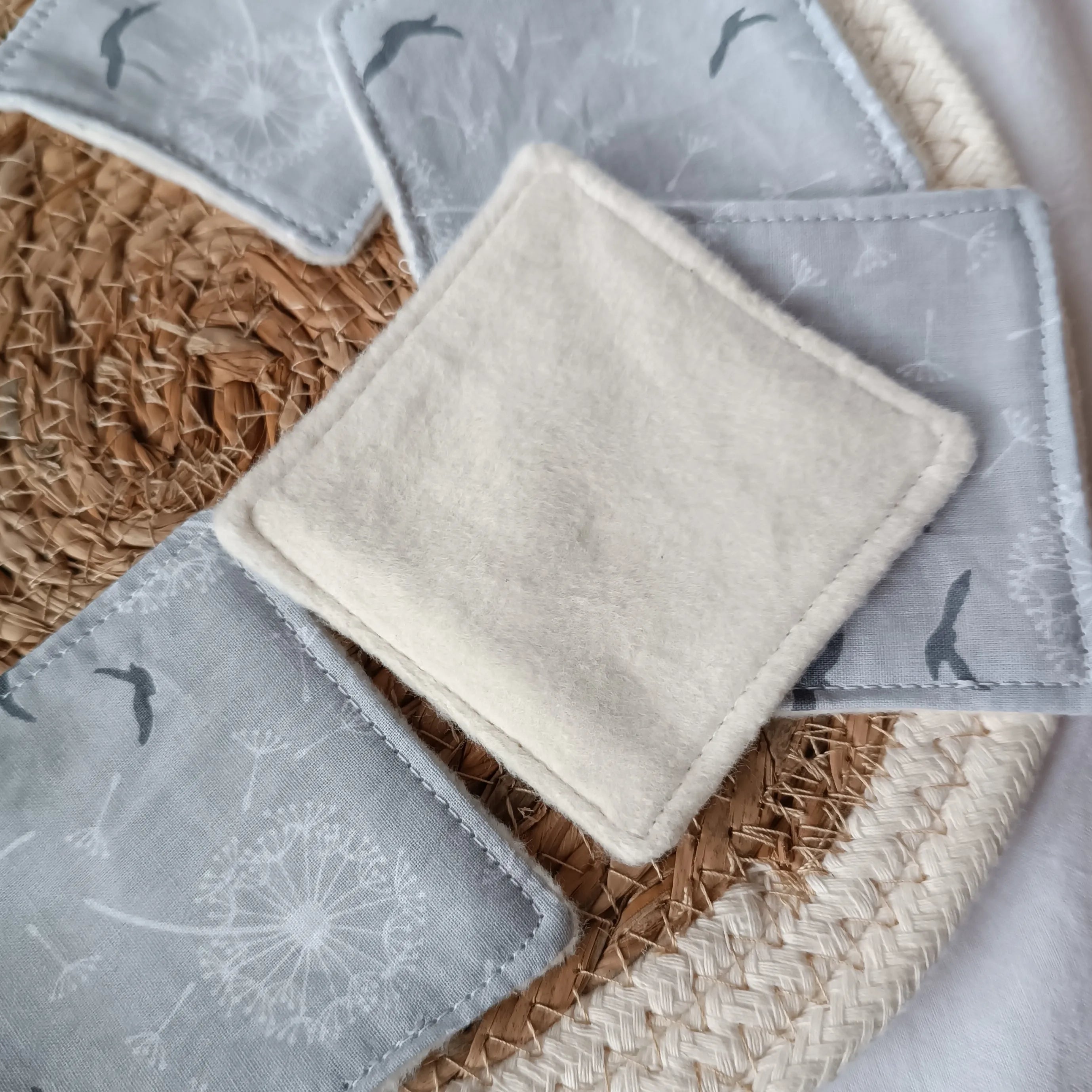 lingettes réutilisables en coton bio - lingettes lavables zéro déchet - lingettes artisanales faites main -  lingettes écologiques réutilisables – accessoires zéro déchet salle de bain – lingettes artisanales de Récup’ Tissu de Lili – lingettes démaquillantes lavables grises 