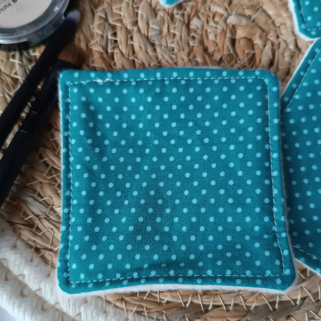 Lingettes lavables vertes empilées, tissus imprimés différents