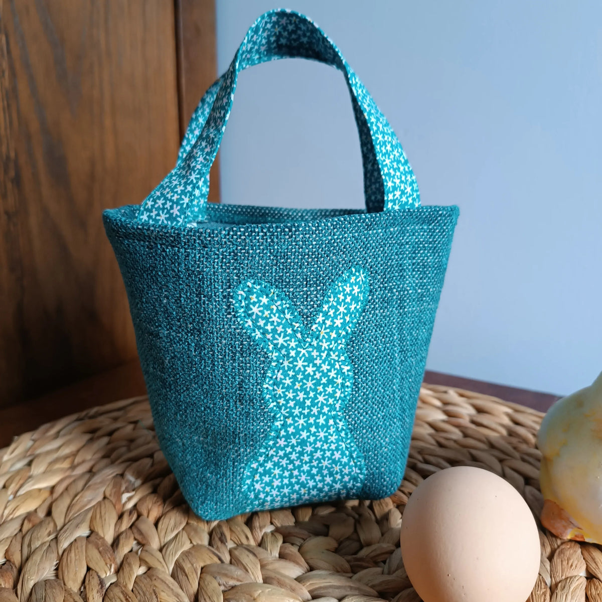 Panier de Pâques artisanal bleu rempli d'œufs en chocolat