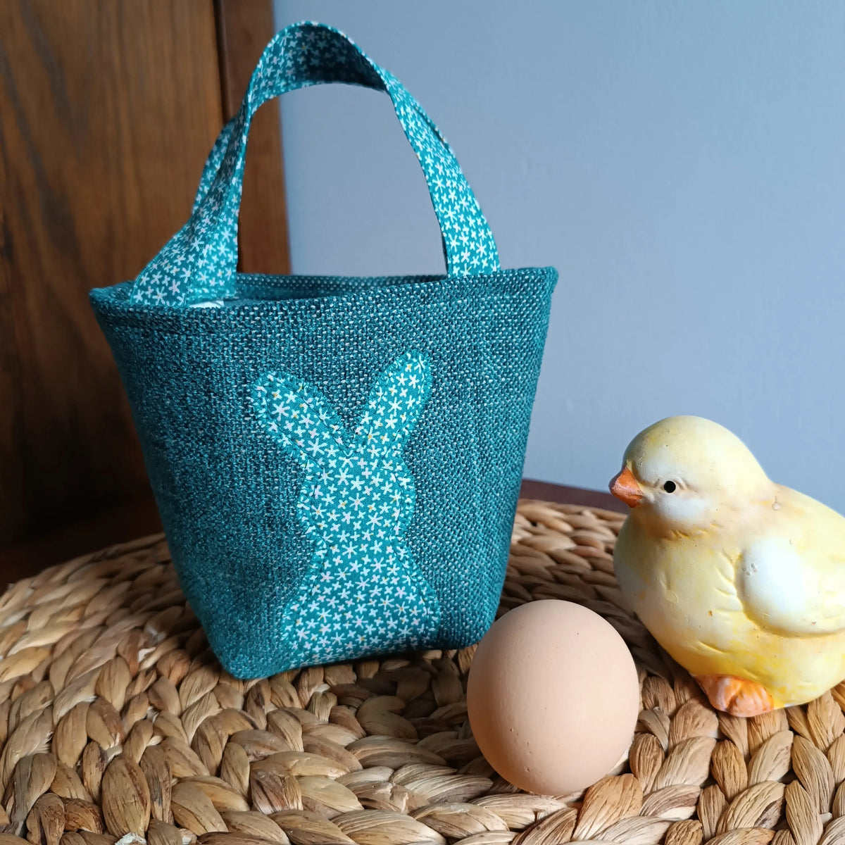Détail du lapin cousu sur le panier de Pâques bleu